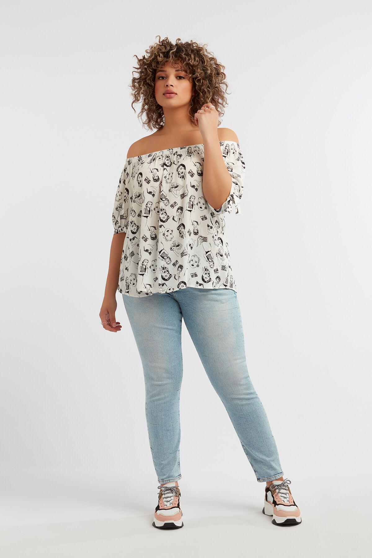 Off-shoulder blouse met print image number 4