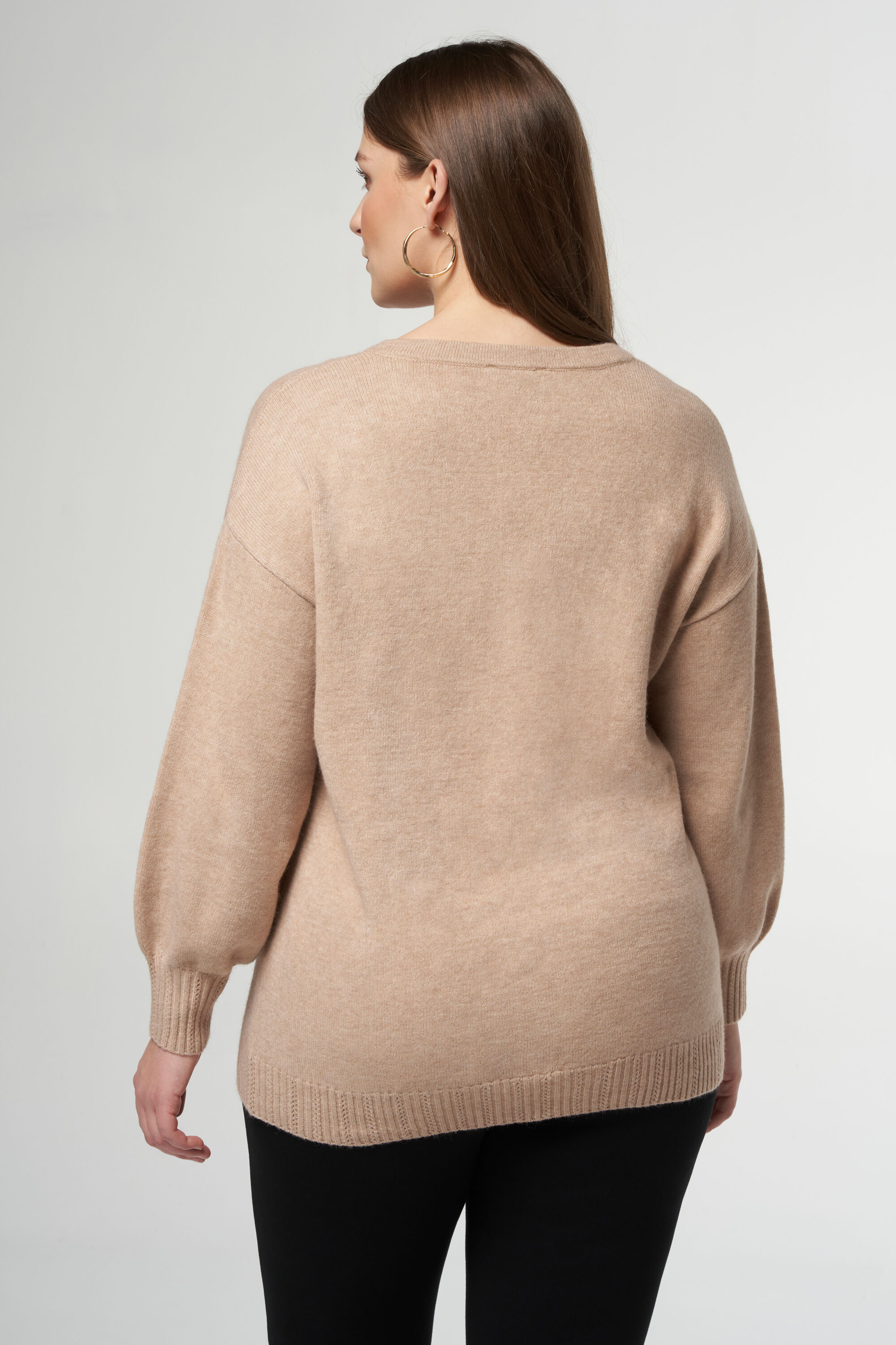 Fijn gebreide trui met v-hals image number 3