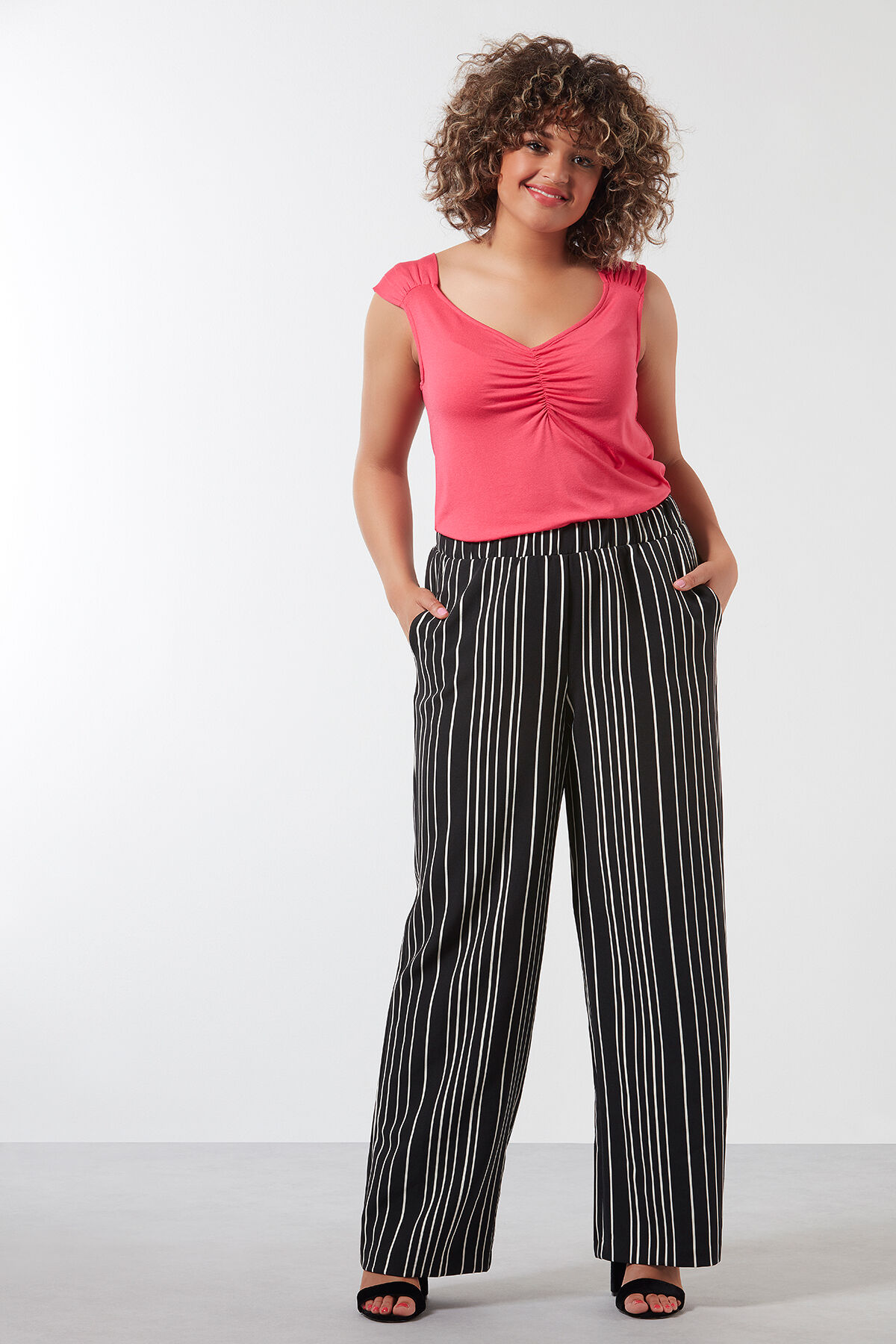 Wijdvallende broek met streepprint  image number 6