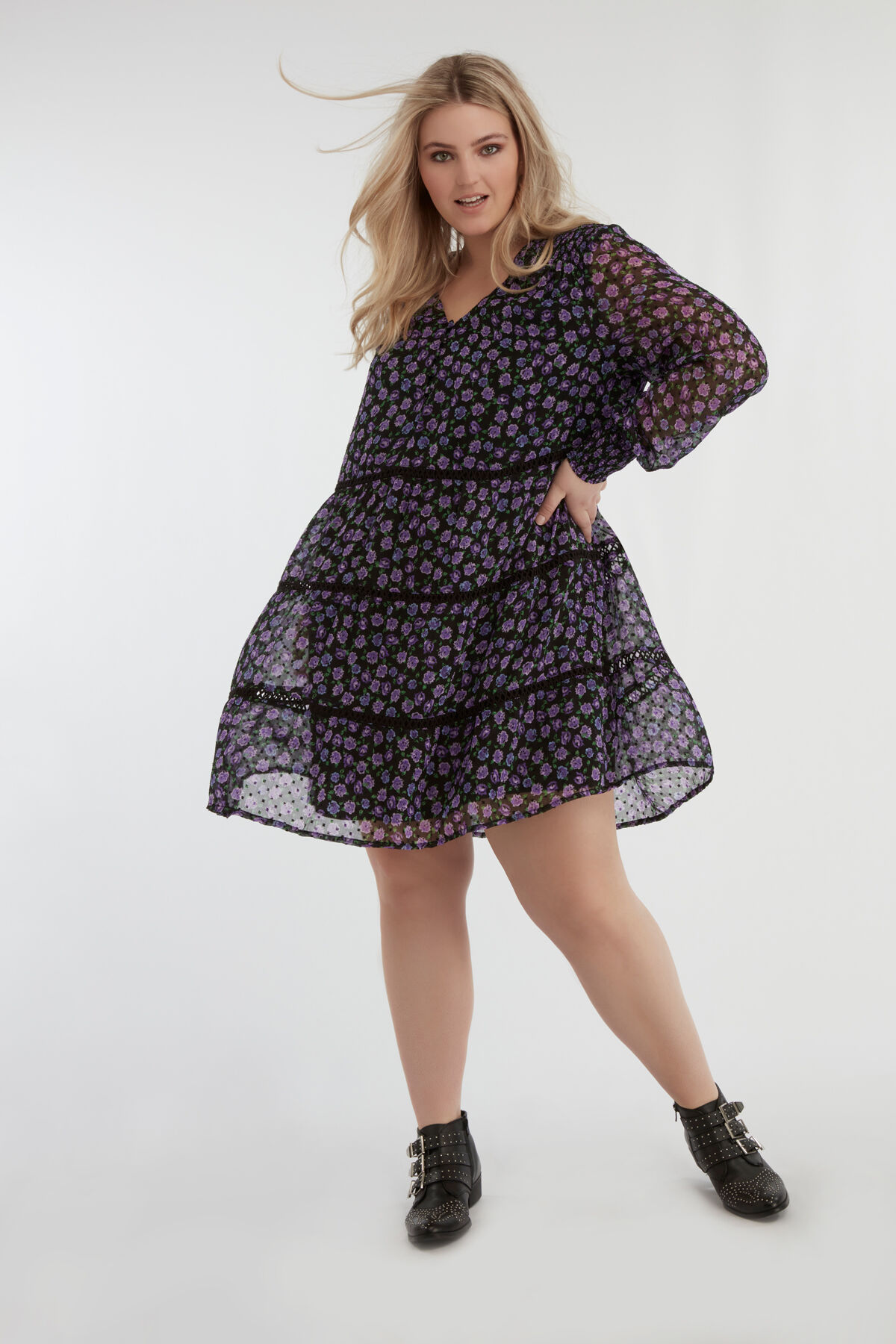 Robe &agrave; fleurs avec des d&eacute;cors fronc&eacute;s   image number 4