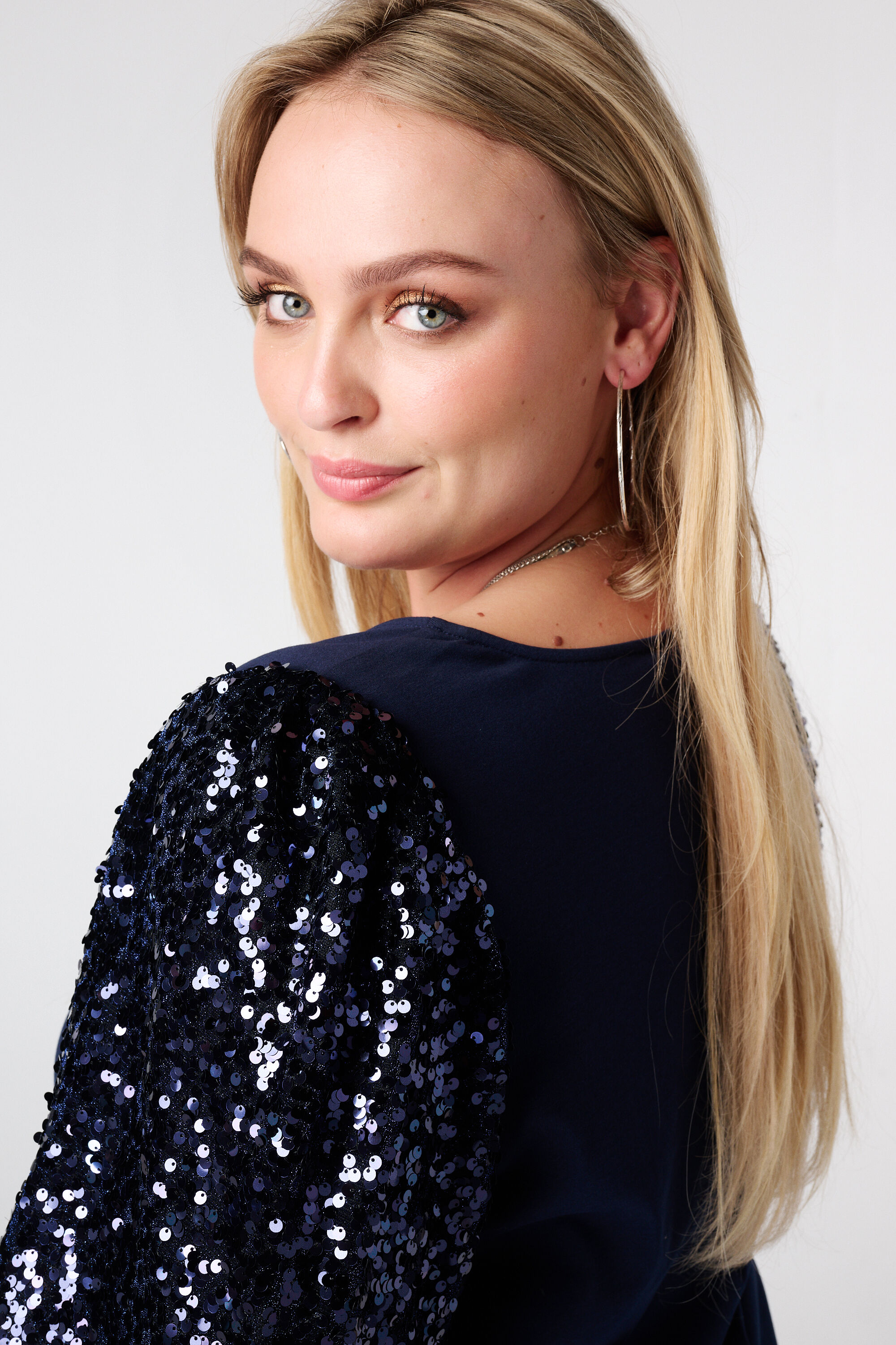 Top &agrave; manches bouffantes paillet&eacute;es image number 4