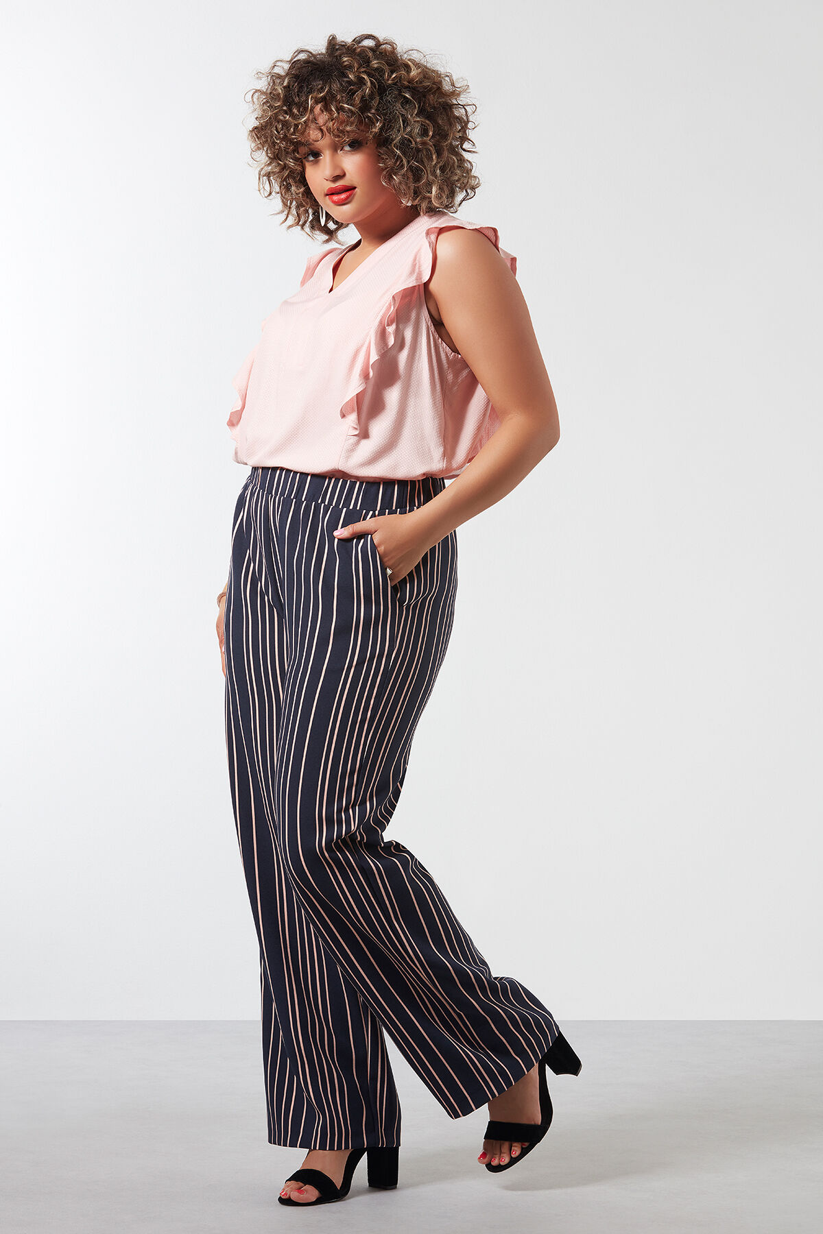 Wijdvallende broek met streepprint  image number 5