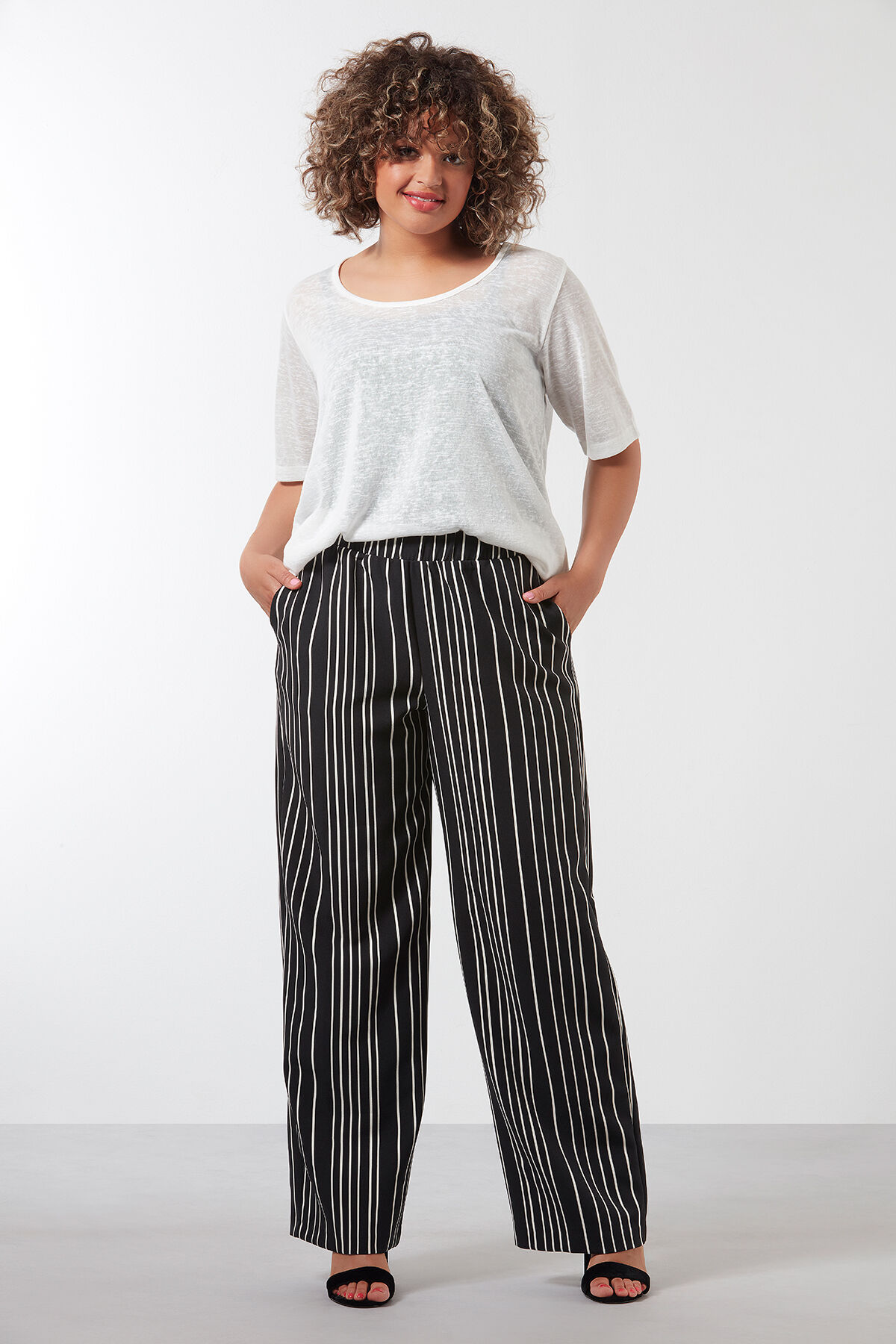 Wijdvallende broek met streepprint  image number 4