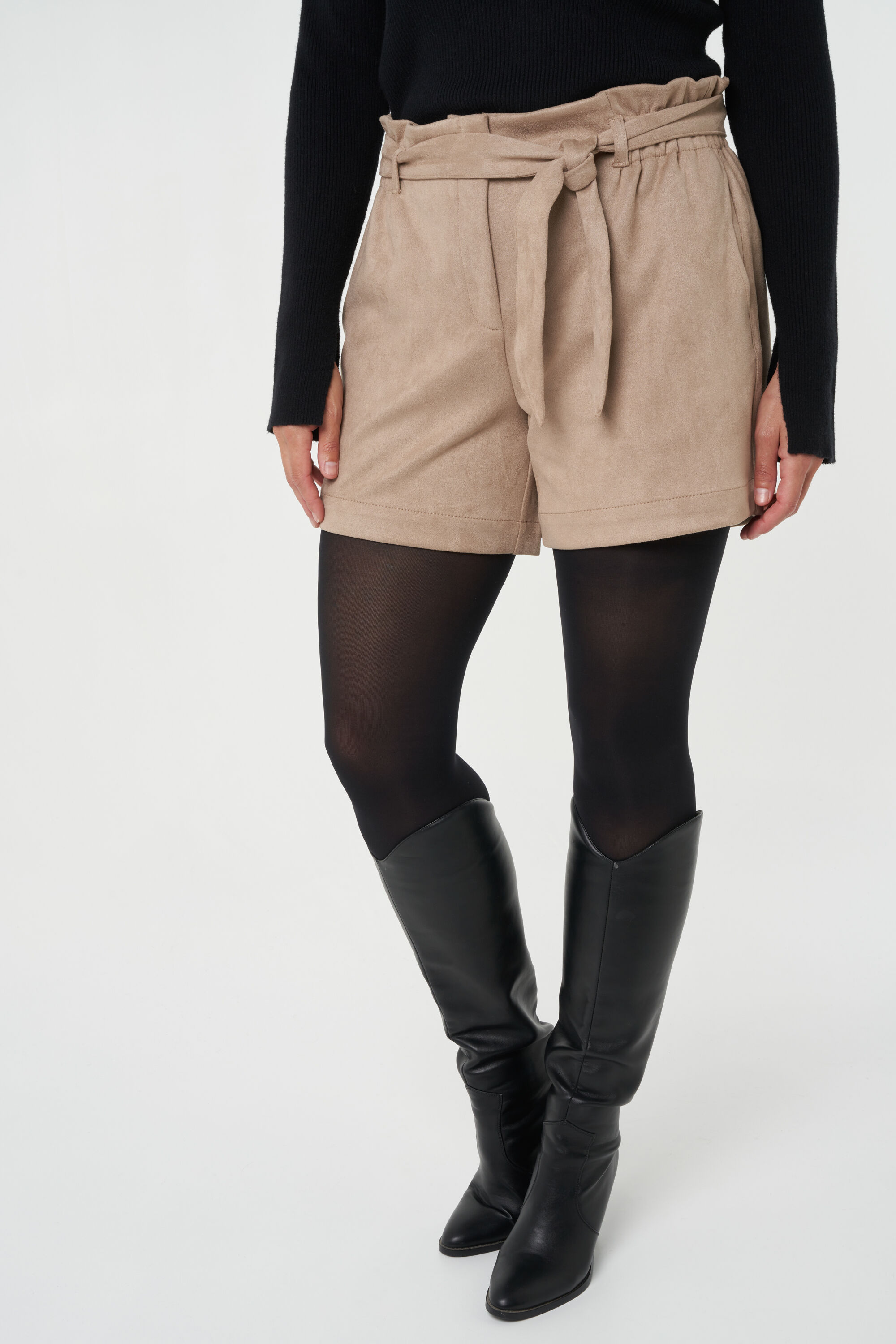 Imitatiesuede short met ceintuur image number 6