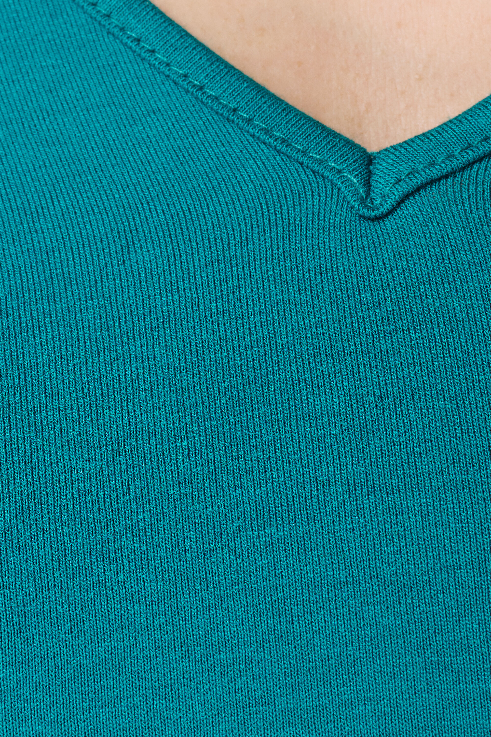 T-shirt &agrave; col en V image number 4