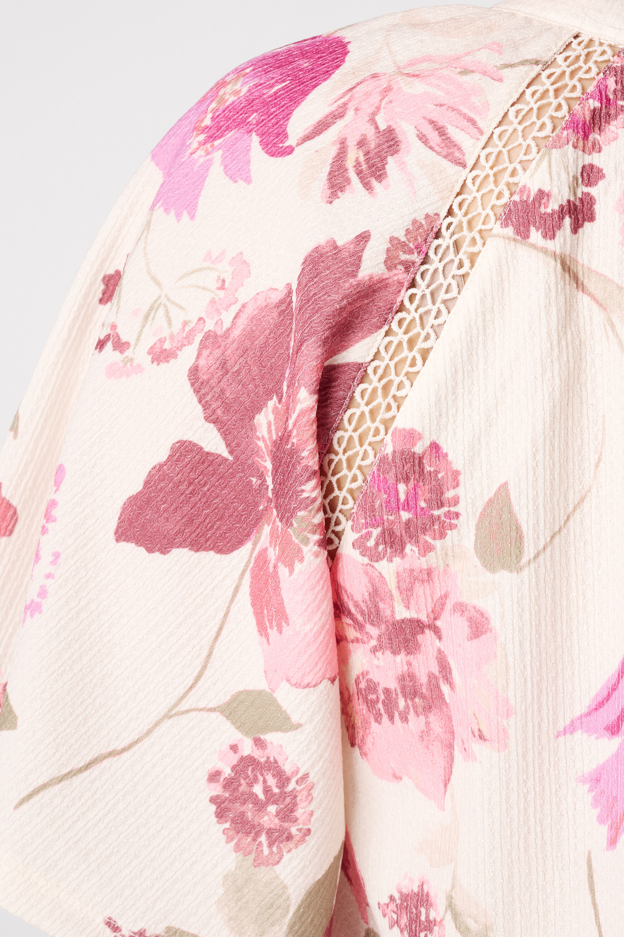 Haut &agrave; manches papillon image number 6