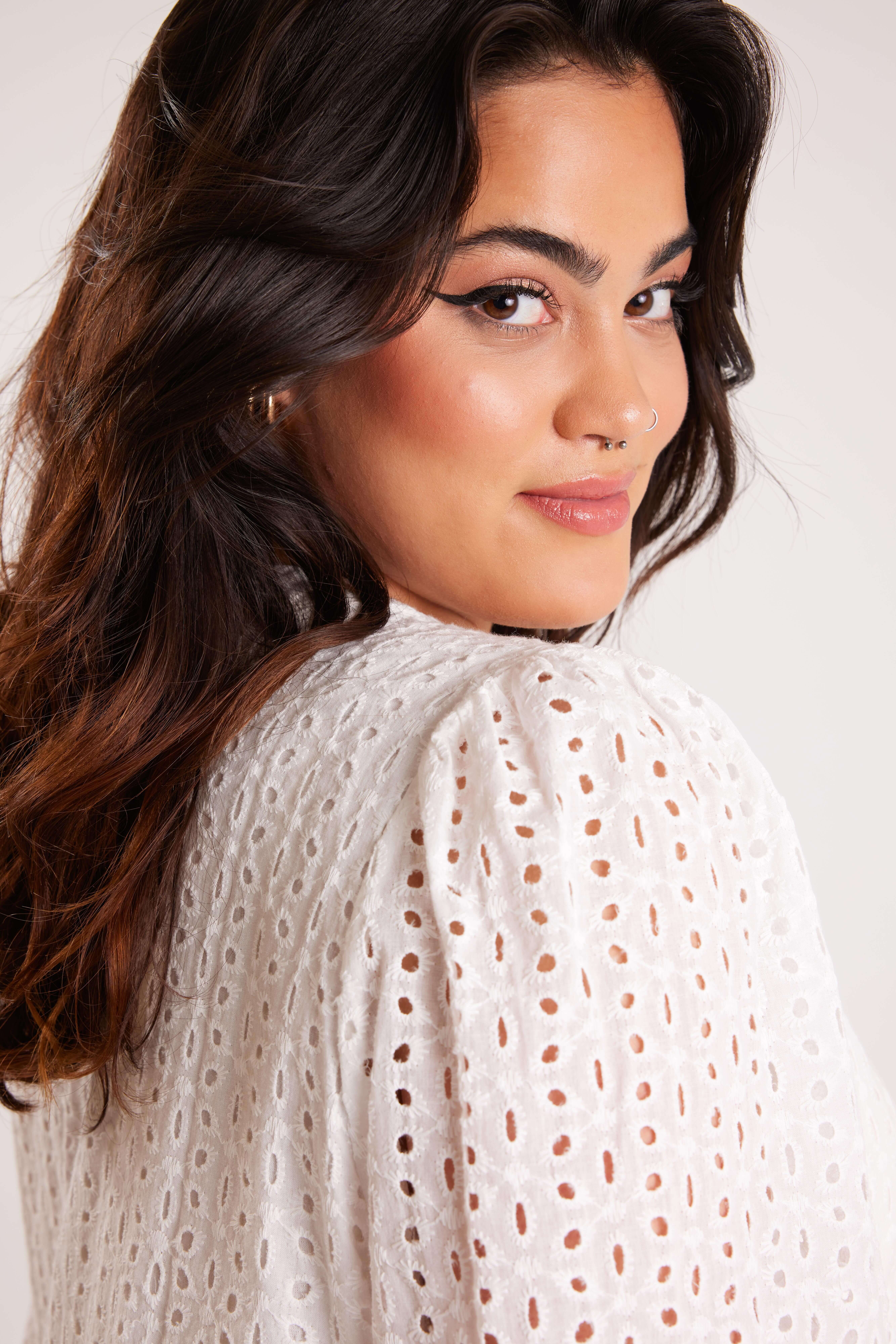 Robe avec broderie anglaise image number 6