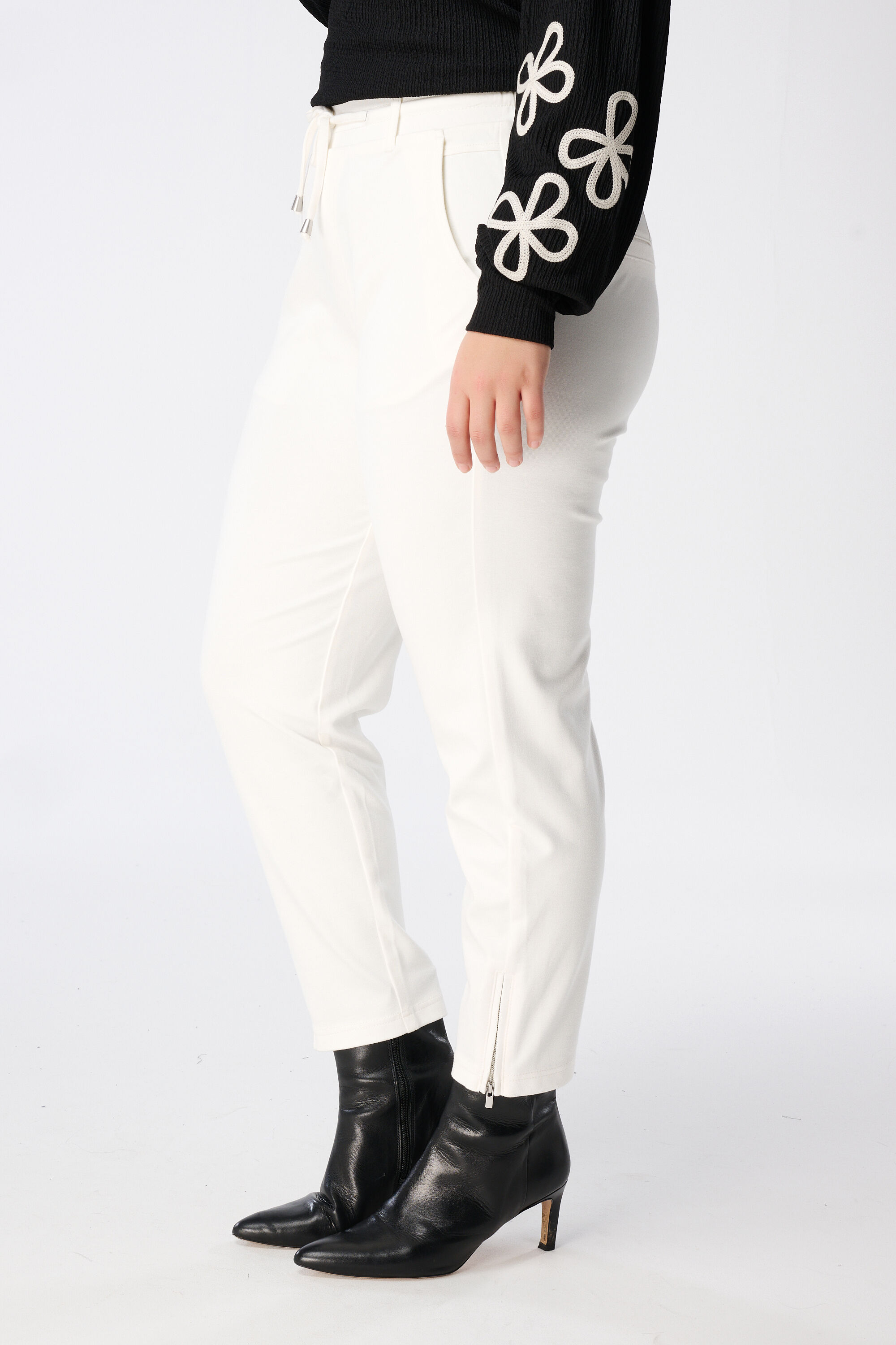 Pantalon avec cordon de serrage image number 4