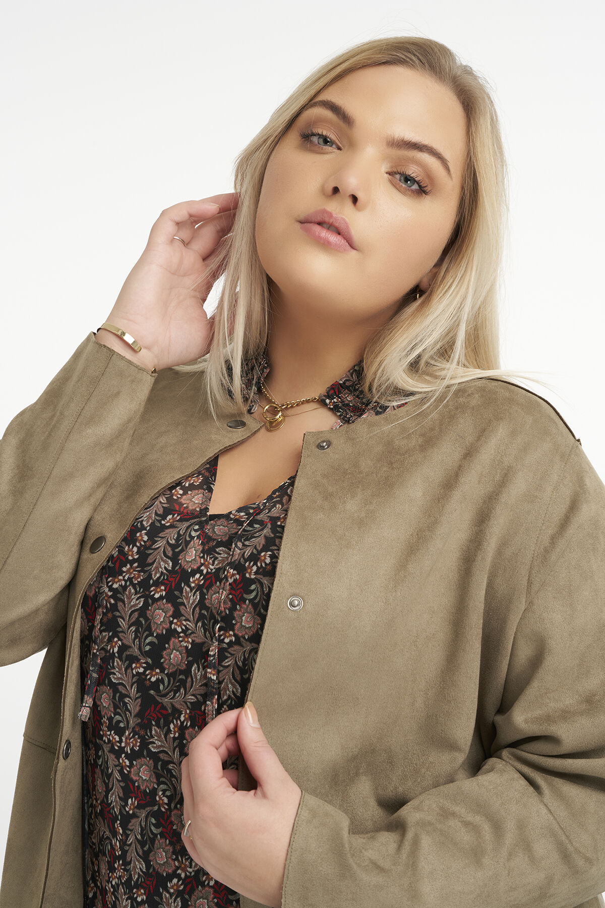 Veste en su&eacute;dine et &agrave; col rond image number 4