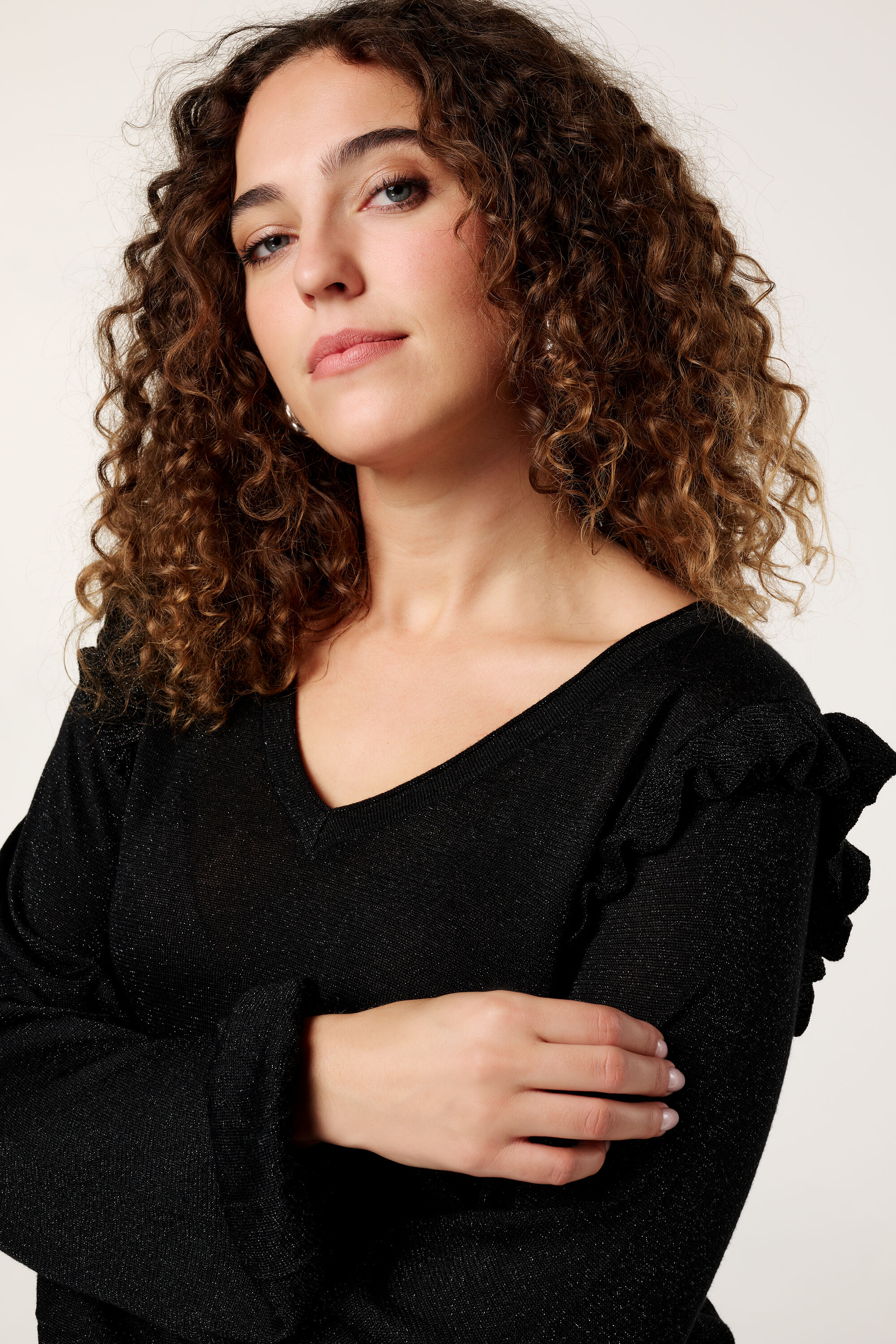 Pull &agrave; volants et &agrave; paillettes image number 4