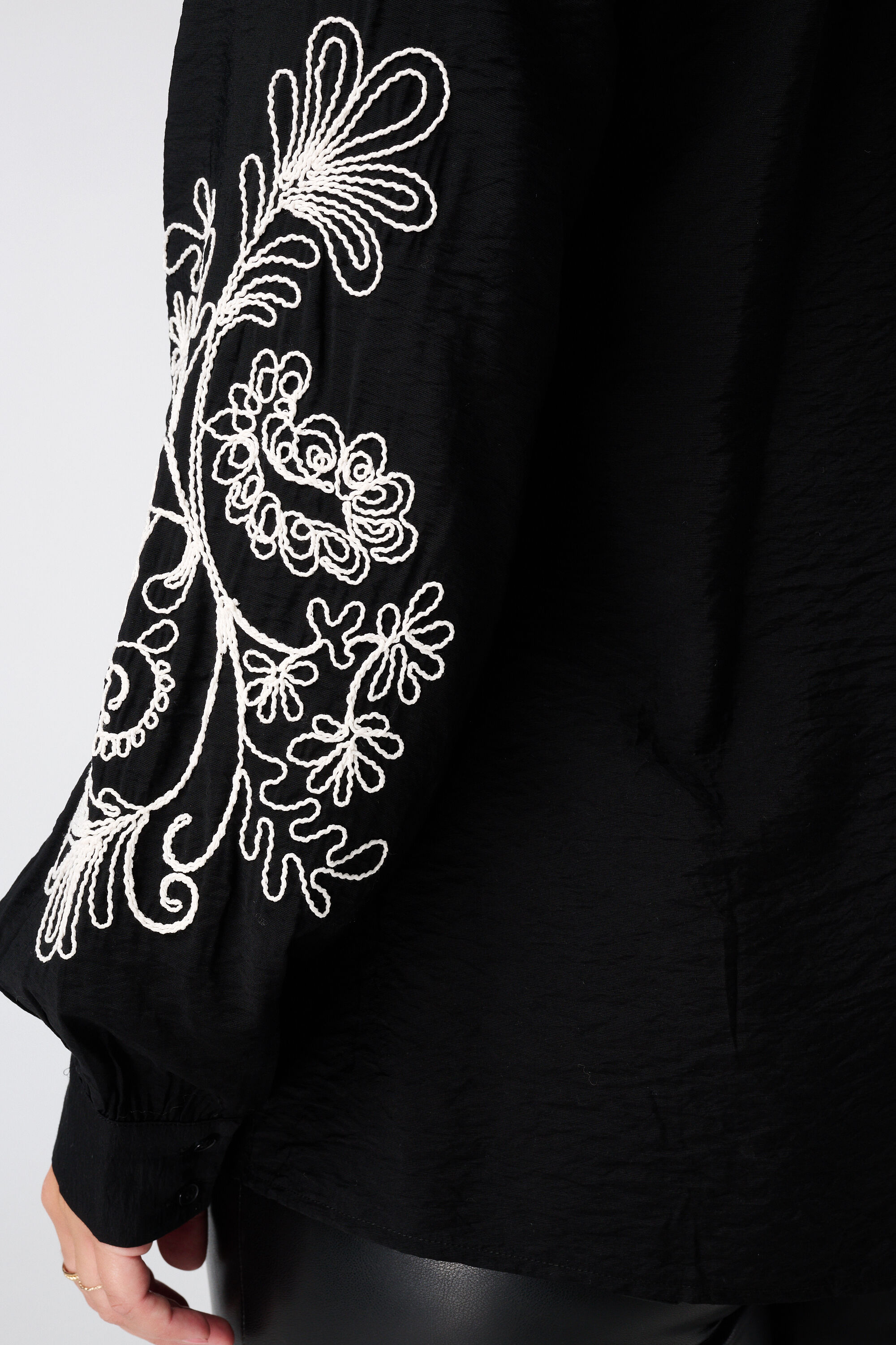 Blouse met borduursel op de mouwen image number 6