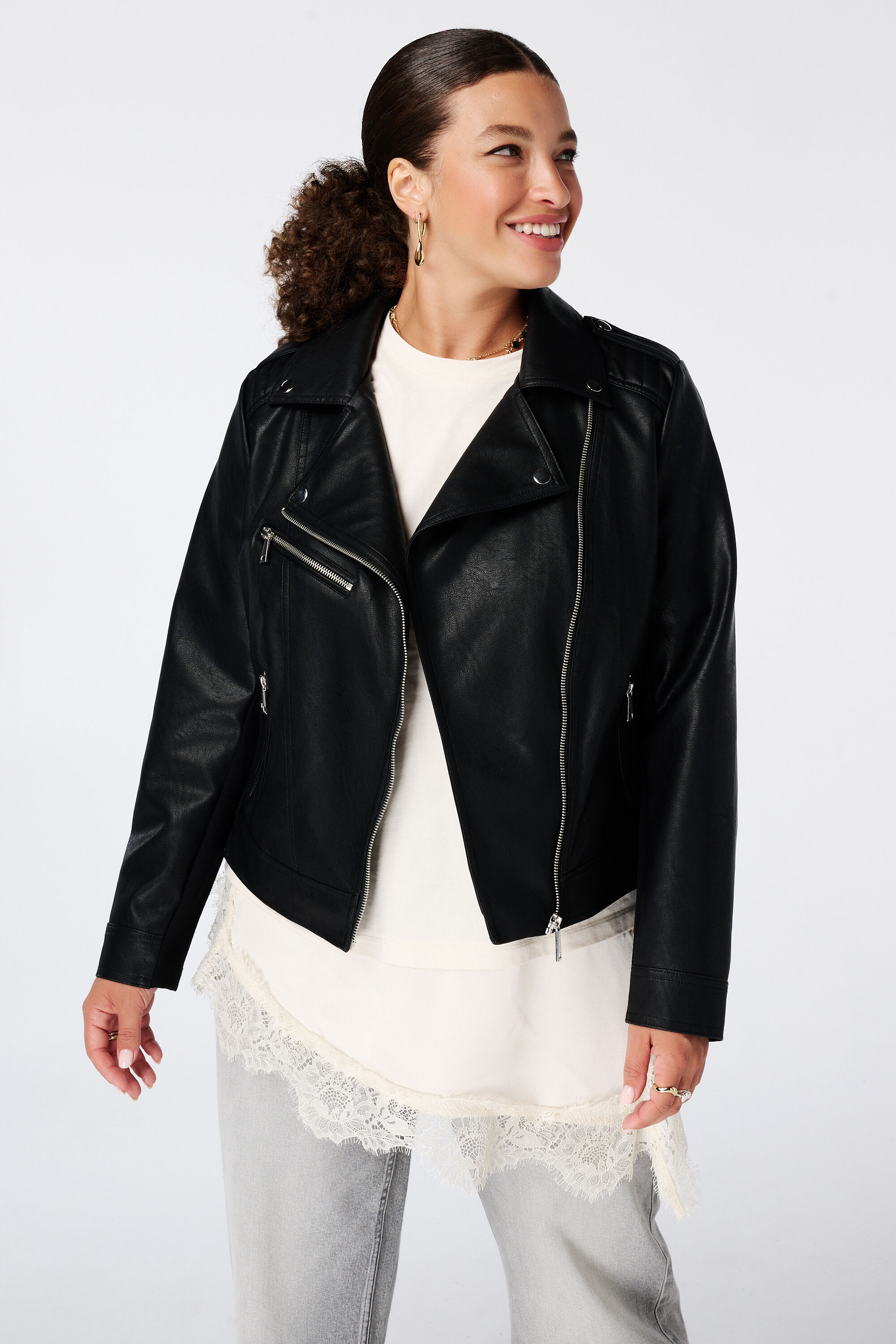 Veste en similicuir avec d&eacute;tails argent&eacute;s
