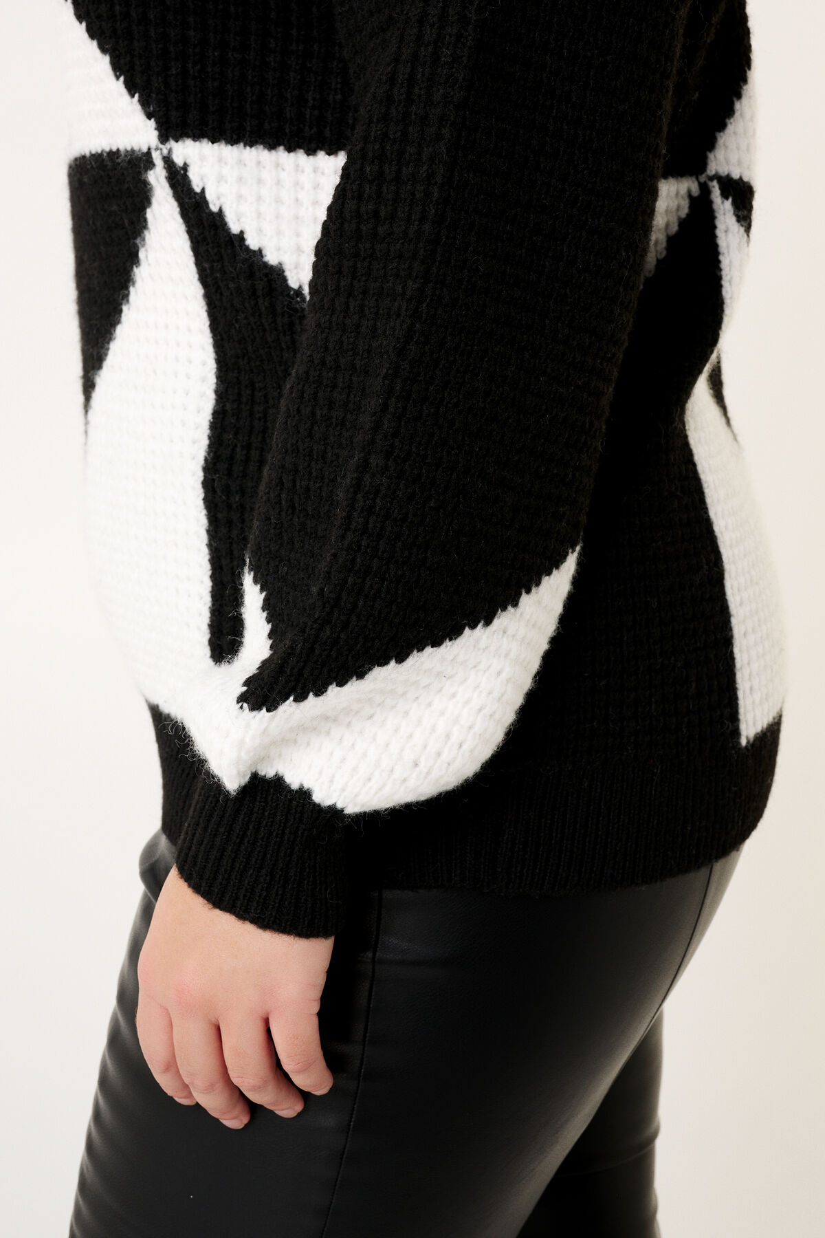 Gebreide trui met twee kleuren image number 4