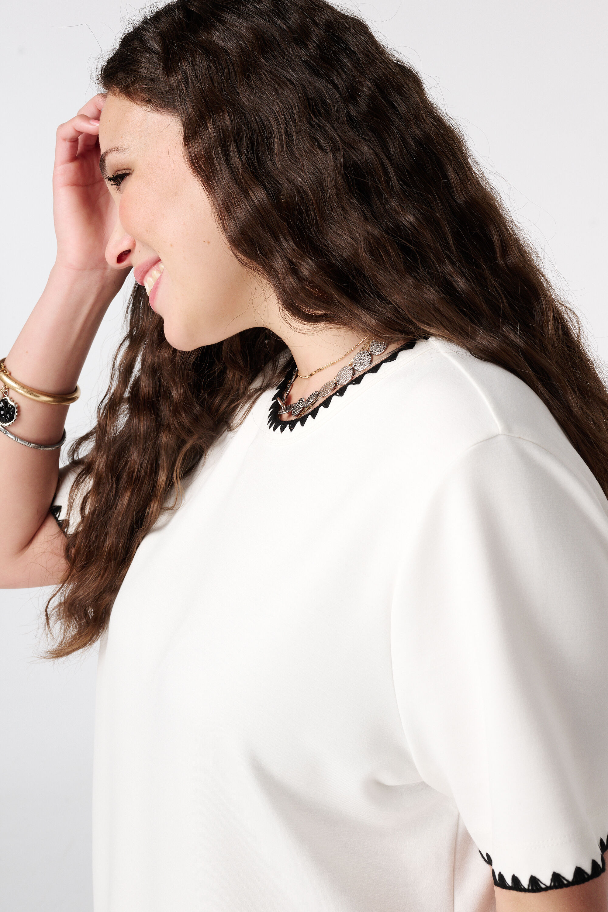 T-shirt avec finitions d&eacute;coratives image number 4