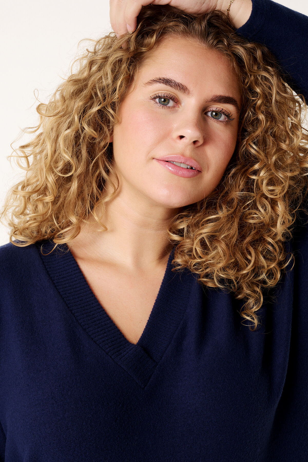 Pull ample &agrave; col en V image number 3