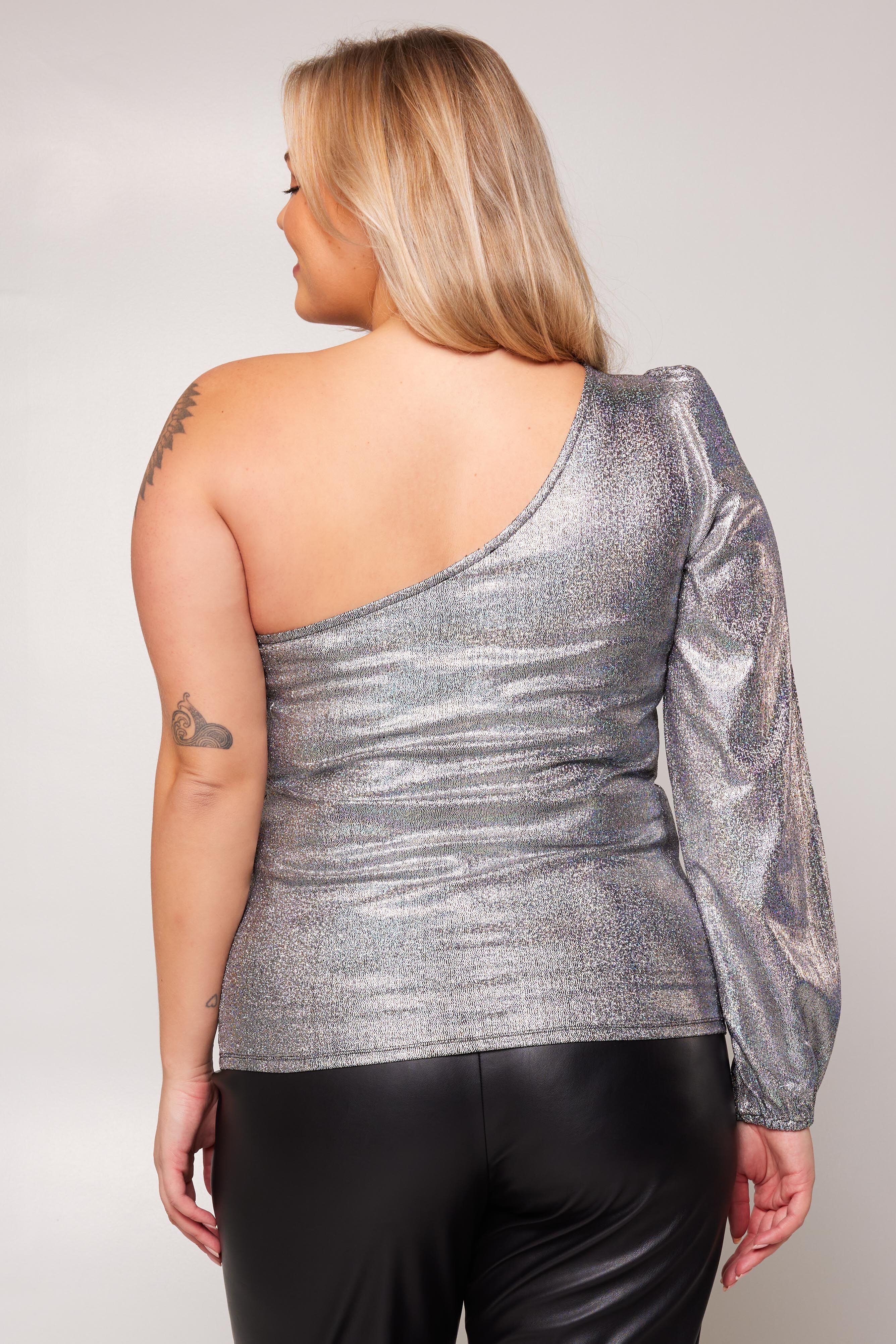 Haut &agrave; une &eacute;paule d&eacute;nud&eacute;e image number 4