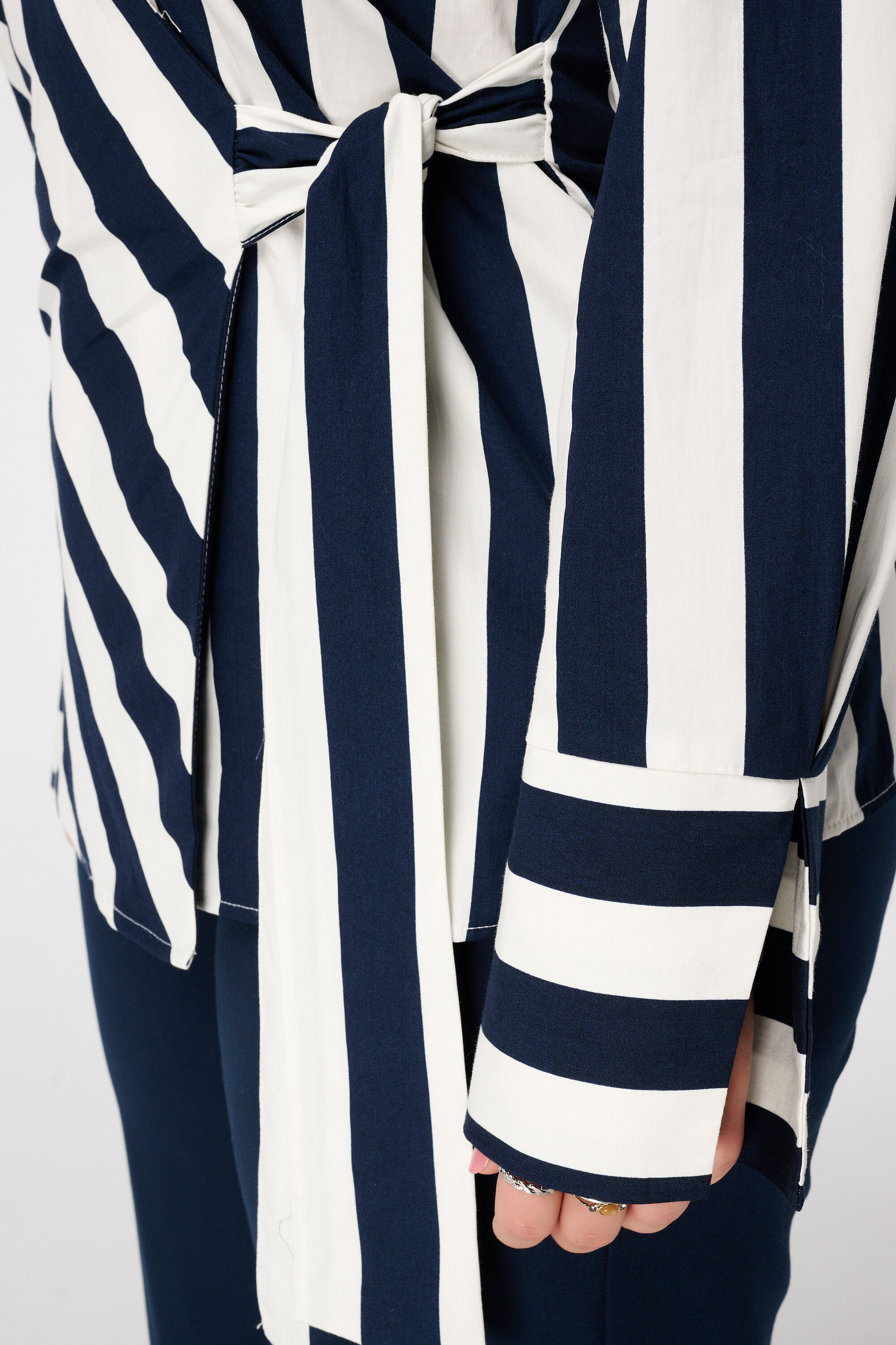 Overslagblouse met V-hals en strikdetail image number 6