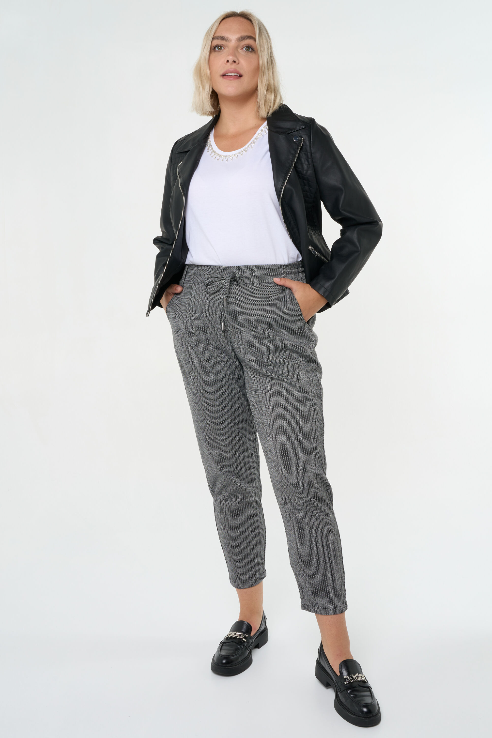 Veste avec un aspect cuir et des d&eacute;tails argent&eacute;s. image number 5