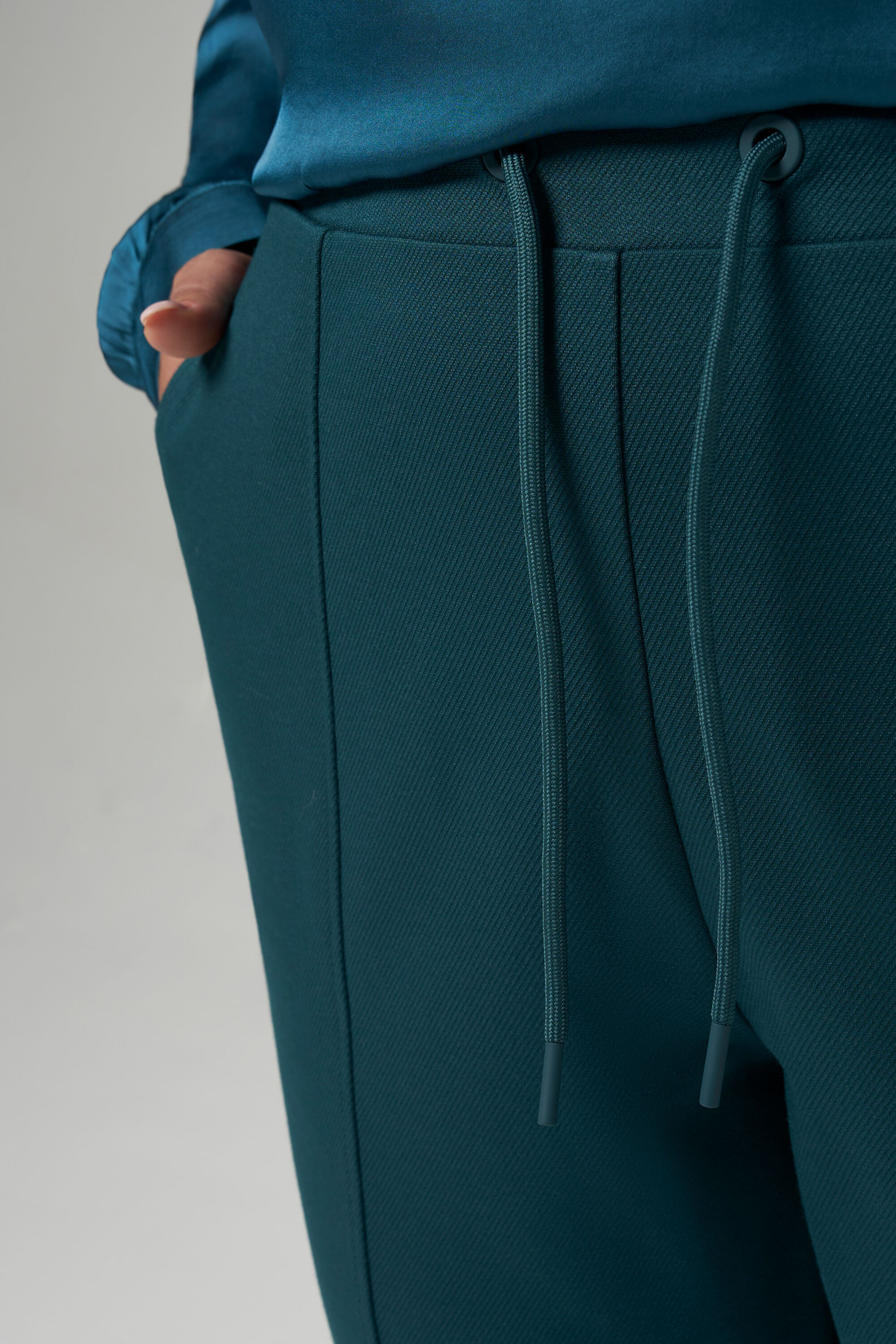 Pantalon avec cordon de serrage image number 4