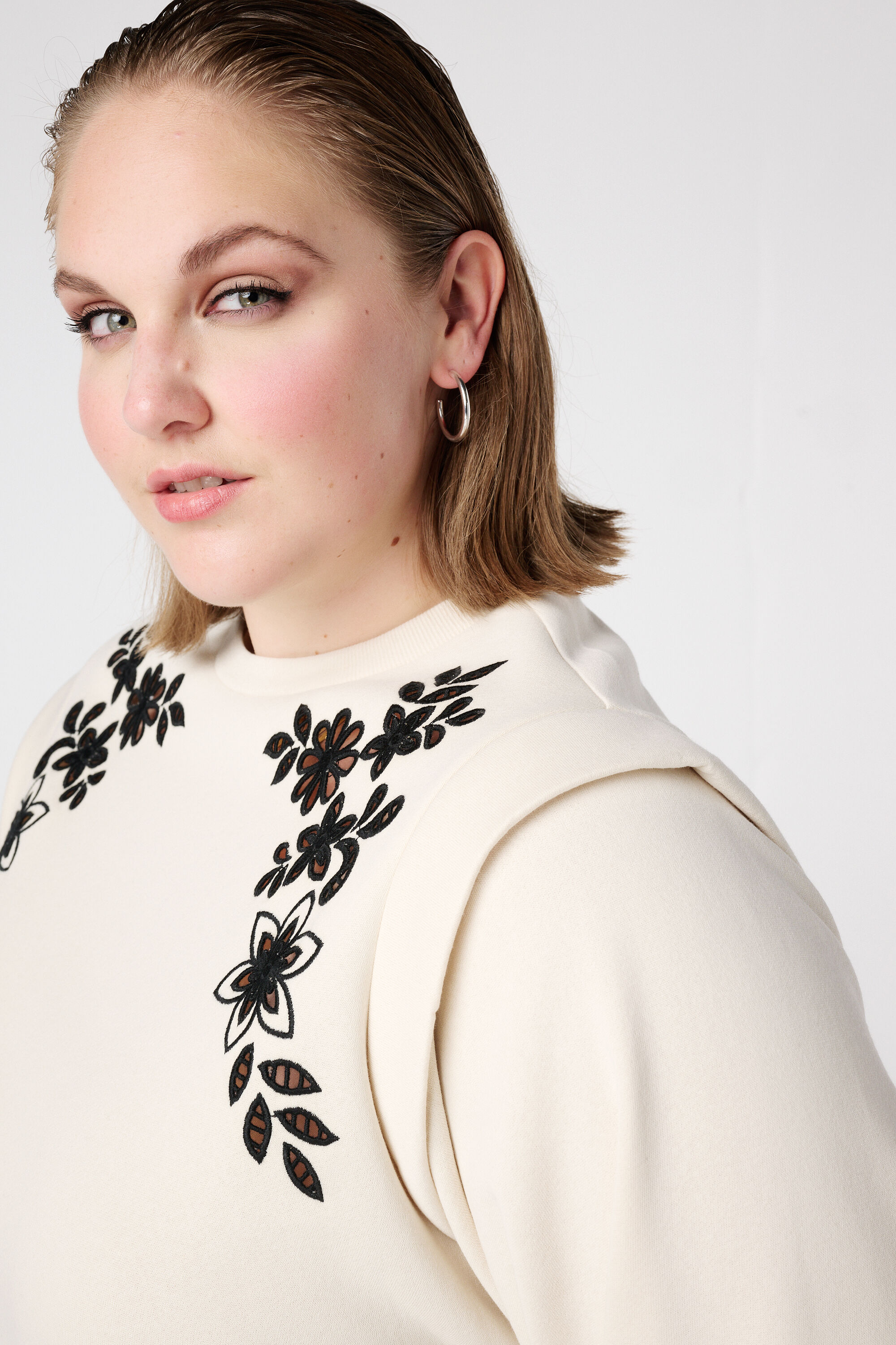 Sweater met opengewerkt borduursel image number 4