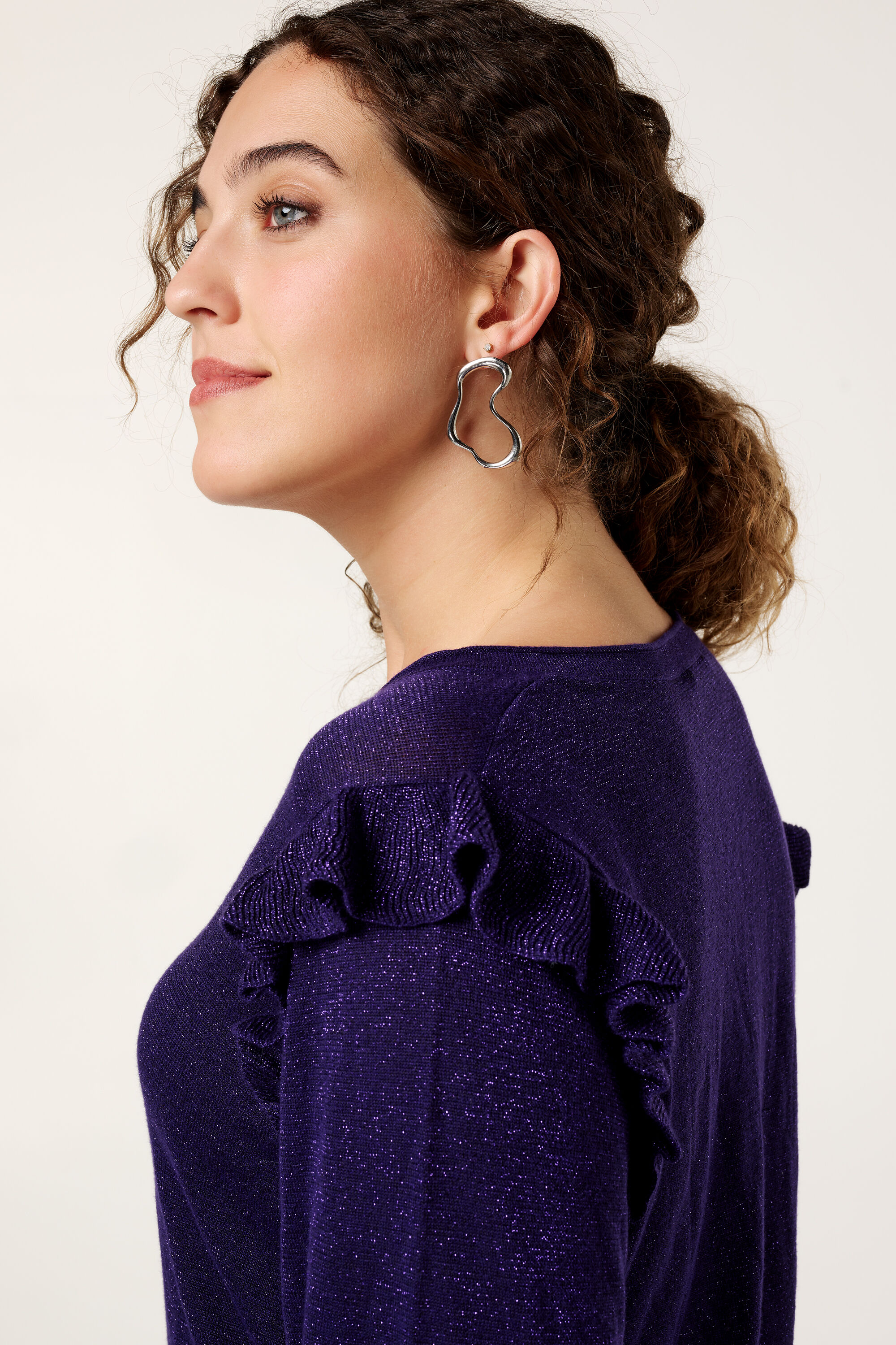 Pull &agrave; volants et &agrave; paillettes image number 4