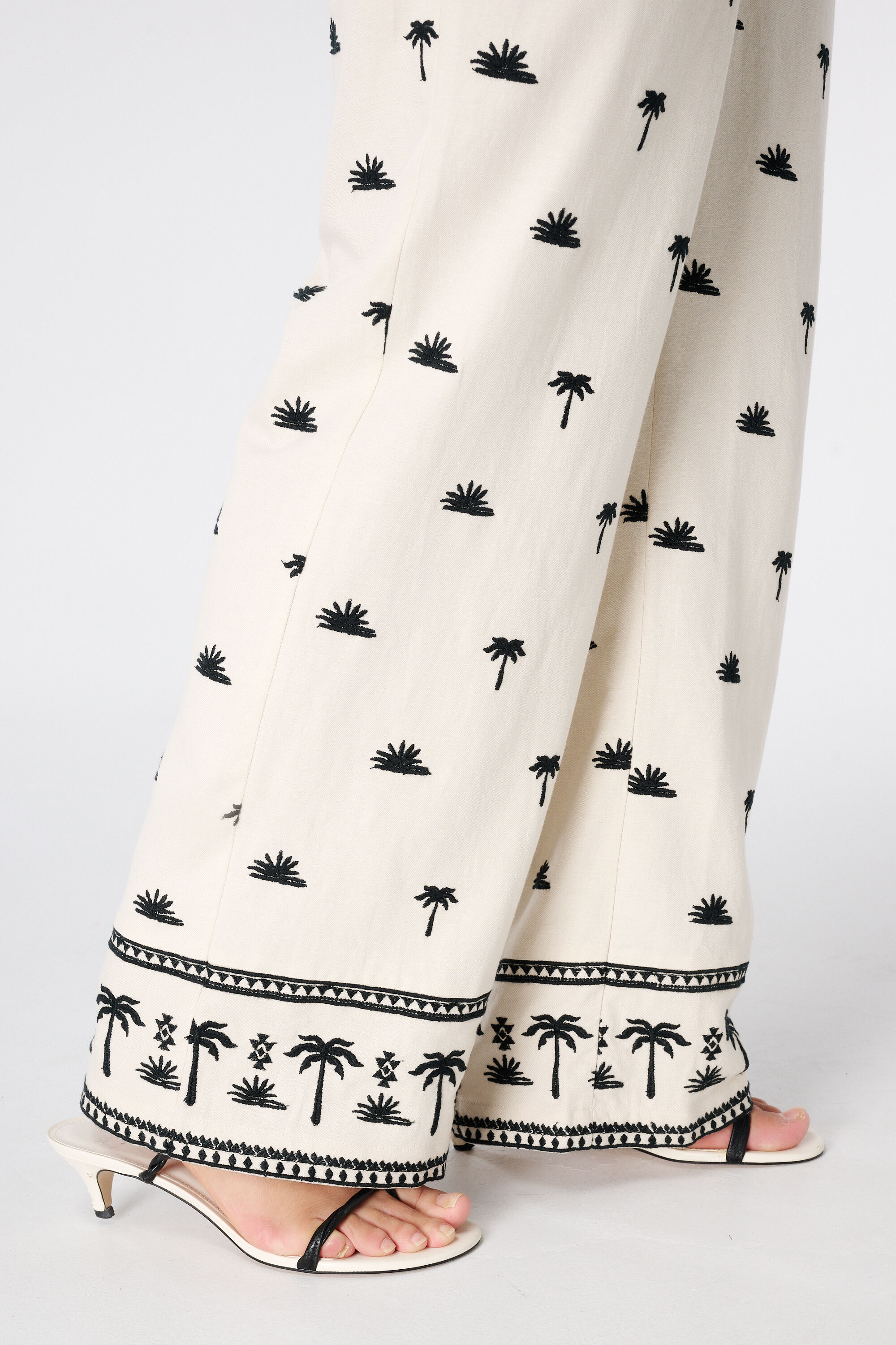 Pantalon avec d&eacute;tails brod&eacute;s image number 6