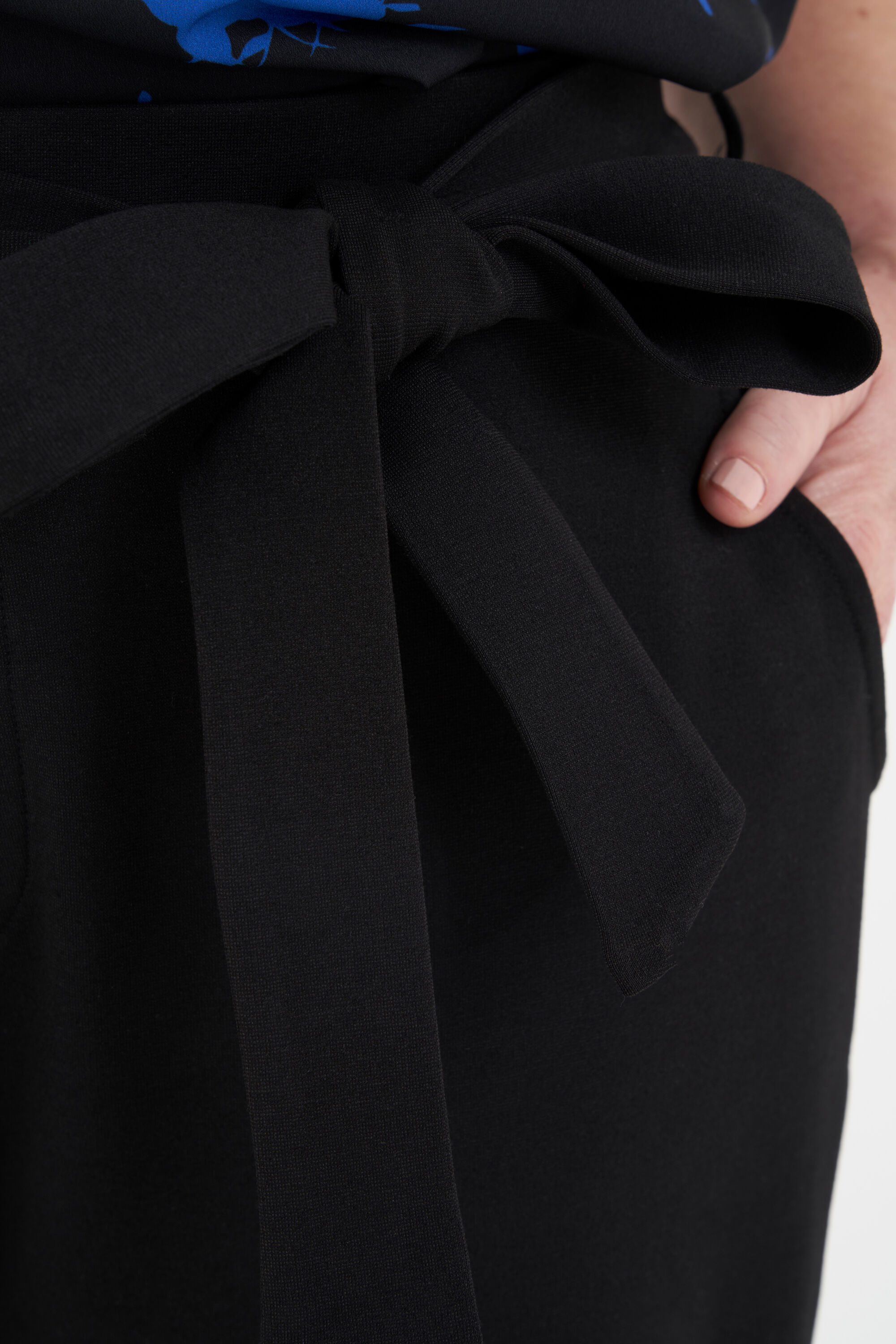 Pantalon avec ceinture image number 6