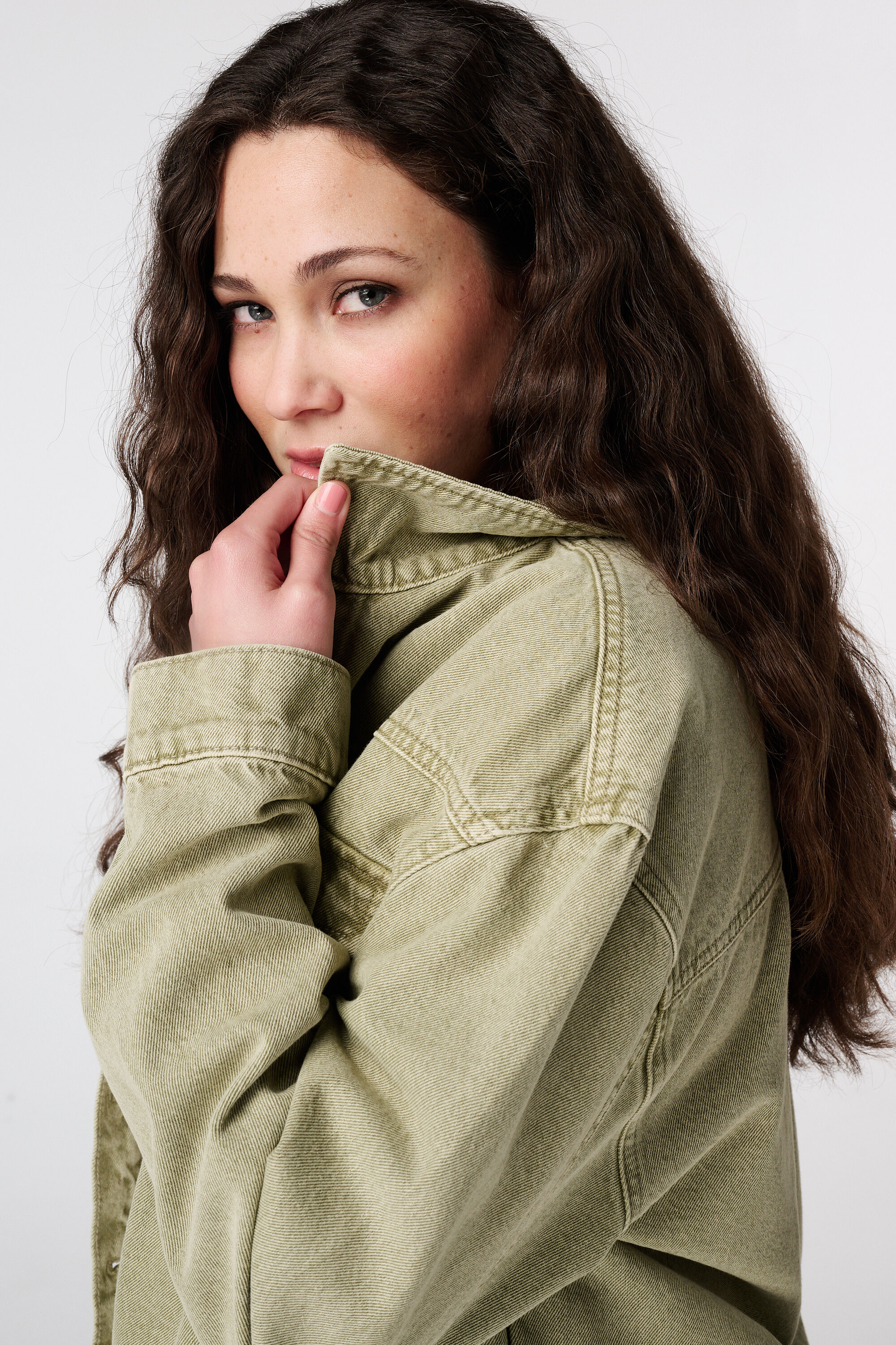 Veste en denim avec fermeture boutonn&eacute;e image number 4