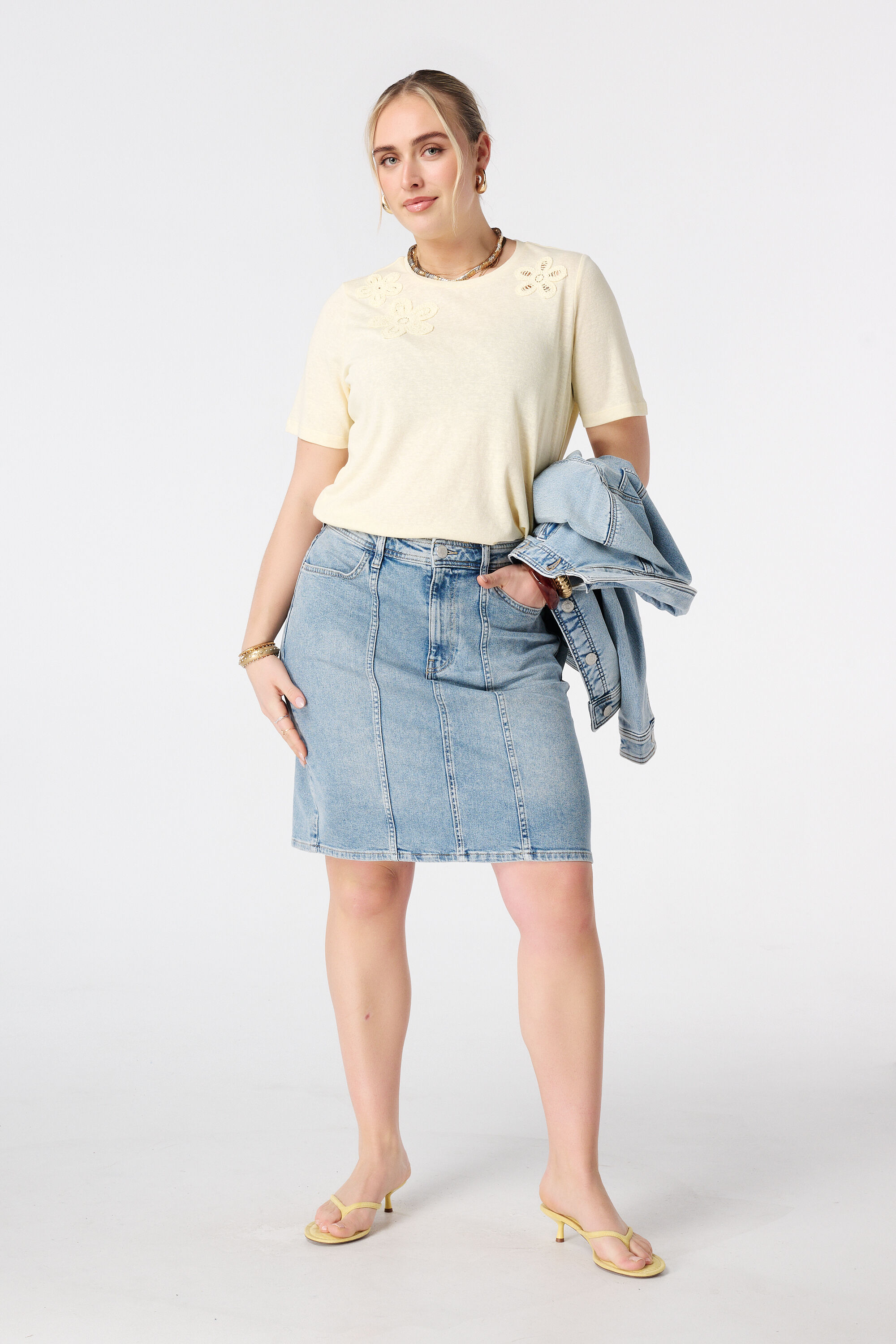 T-shirt met 3D bloemen image number 5