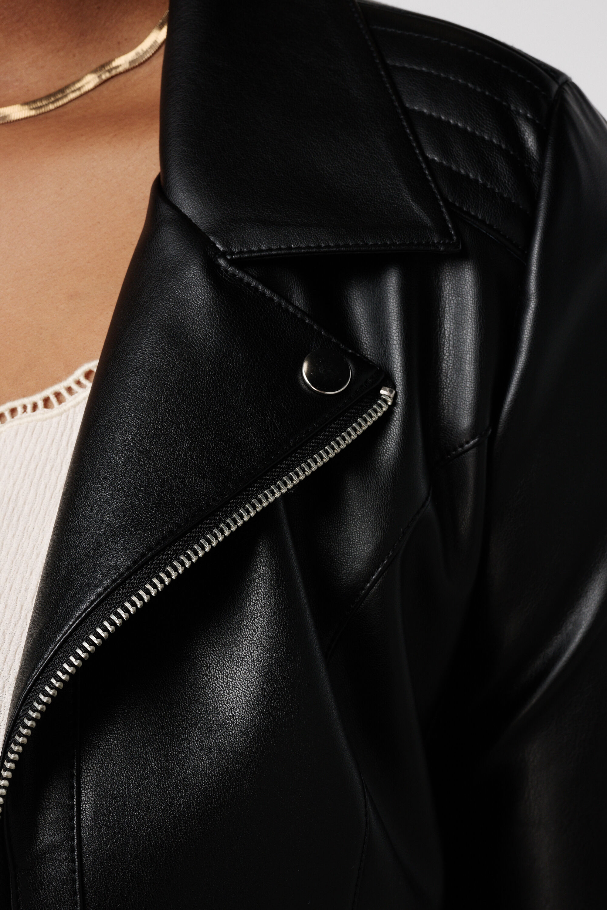 Leerlook jasje met zilveren details image number 6