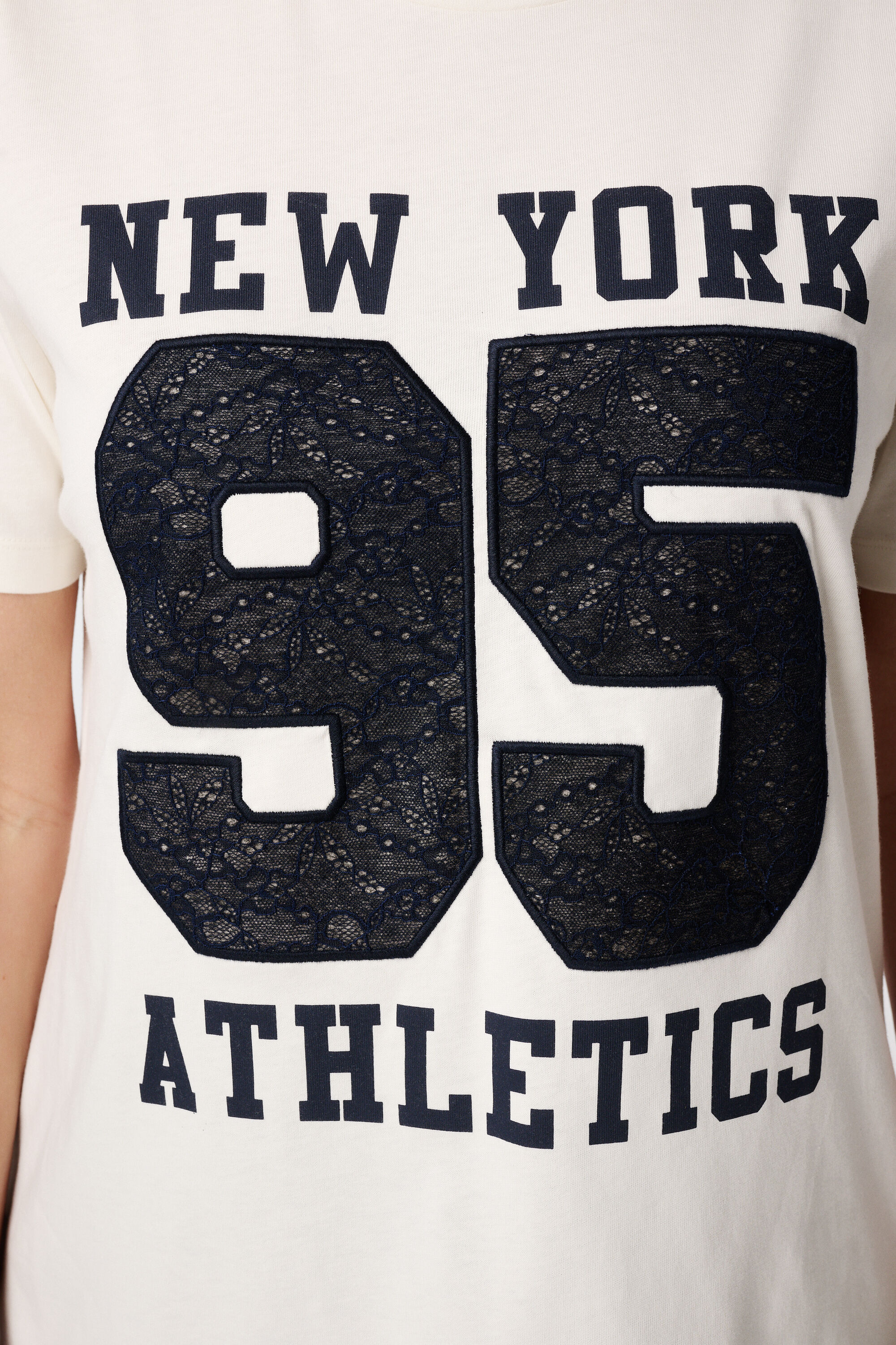 T-shirt avec imprim&eacute; dentelle image number 6