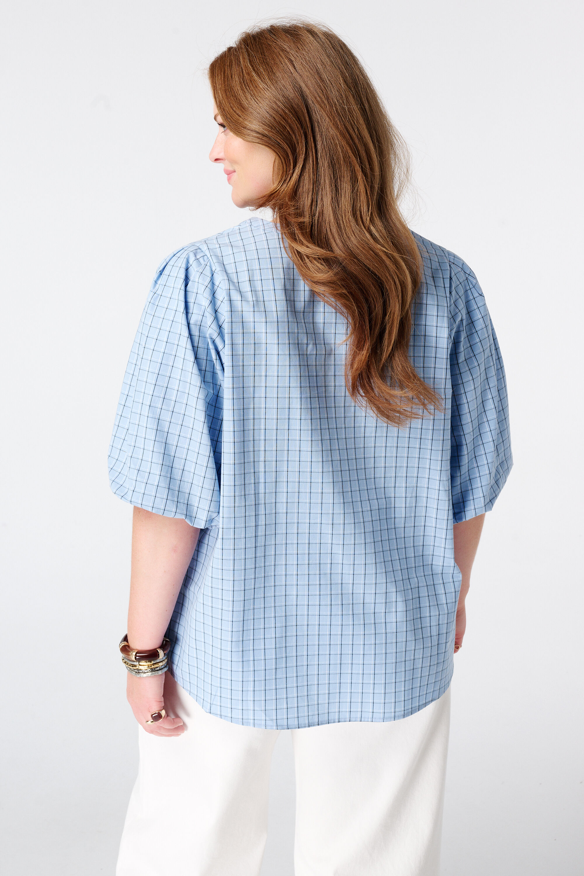 Blouse &agrave; carreaux avec manches bouffantes image number 3