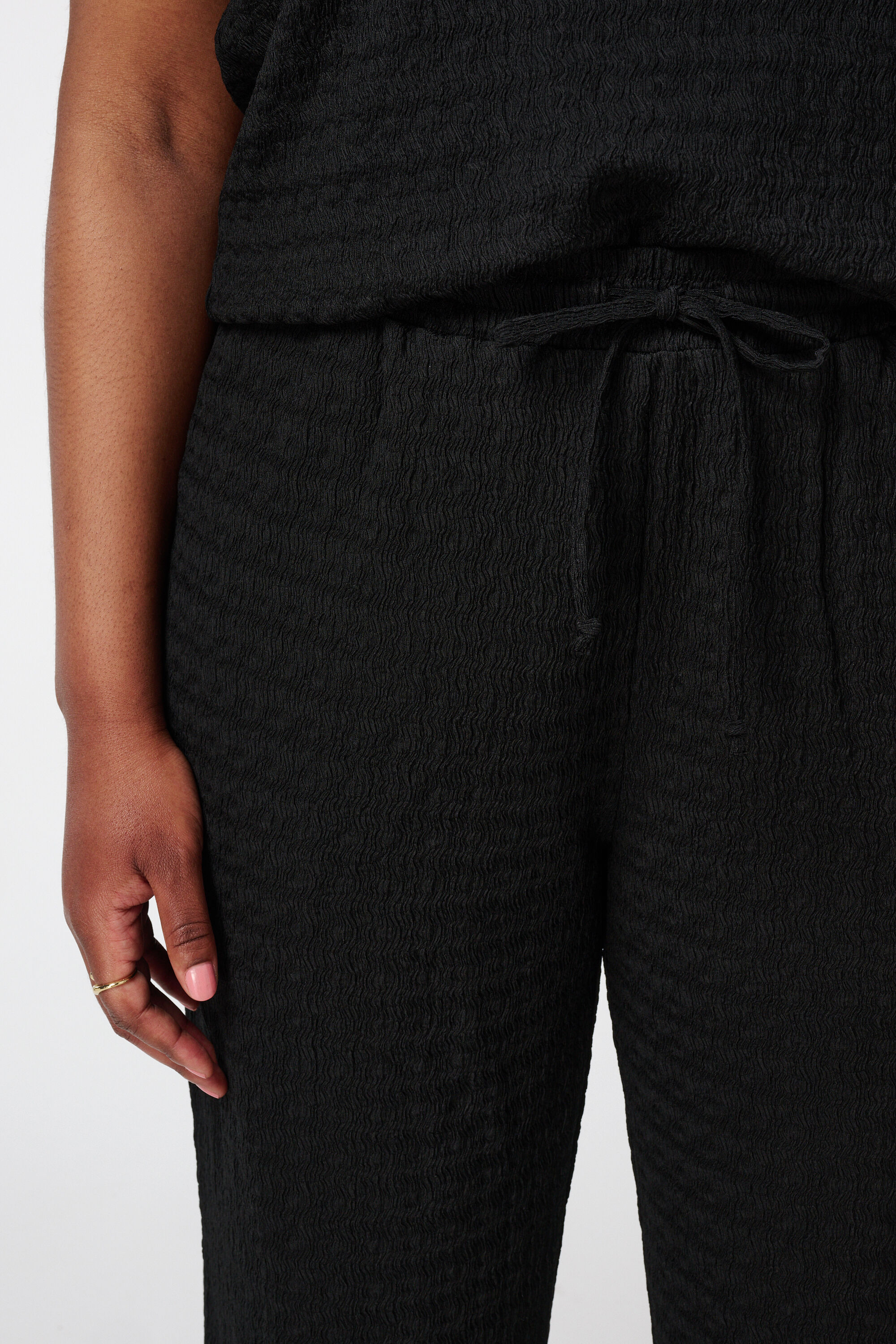 Pantalon textur&eacute; avec ceinture &agrave; n&oelig;ud image number 4