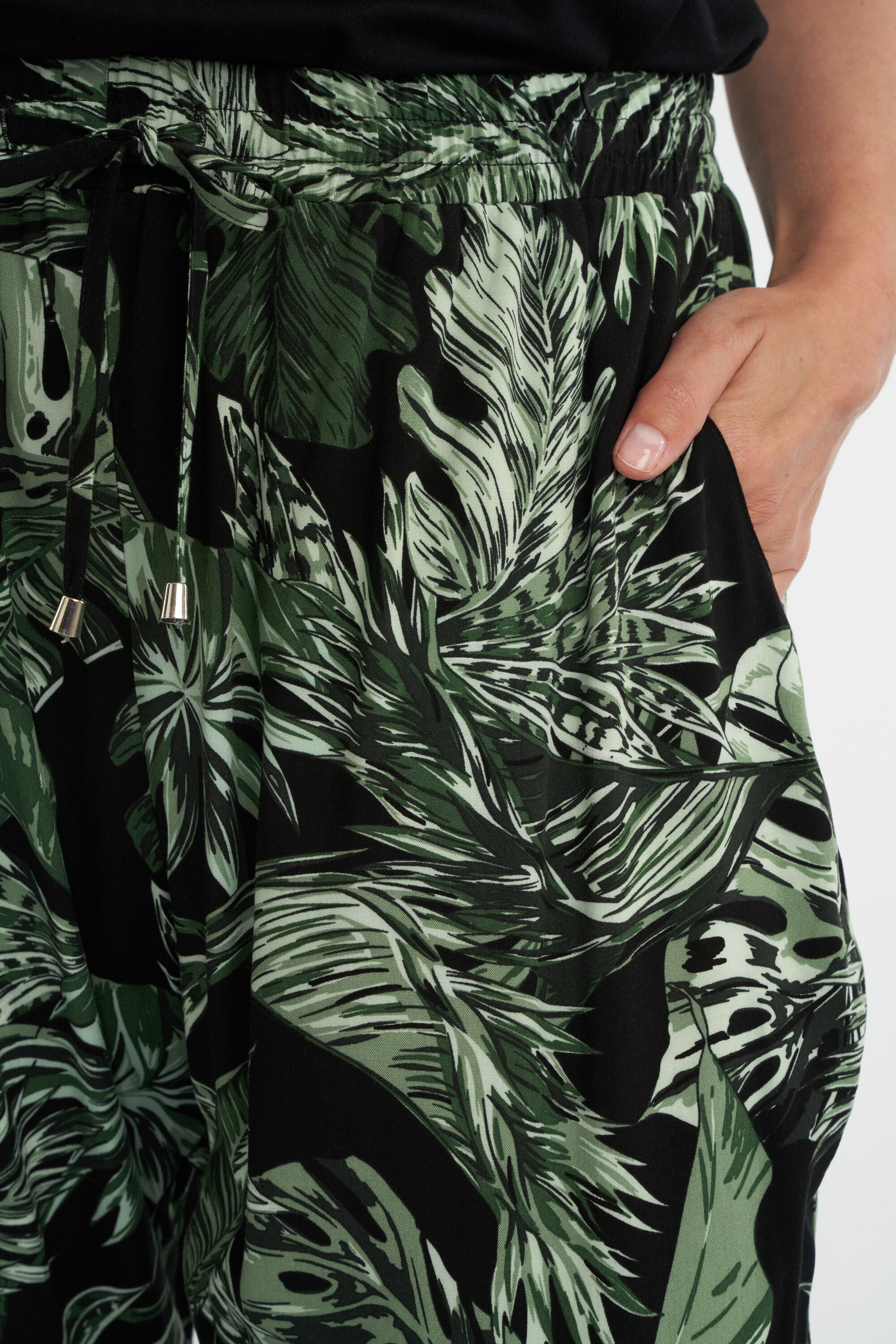 Losvallende 3/4 broek met print image number 5