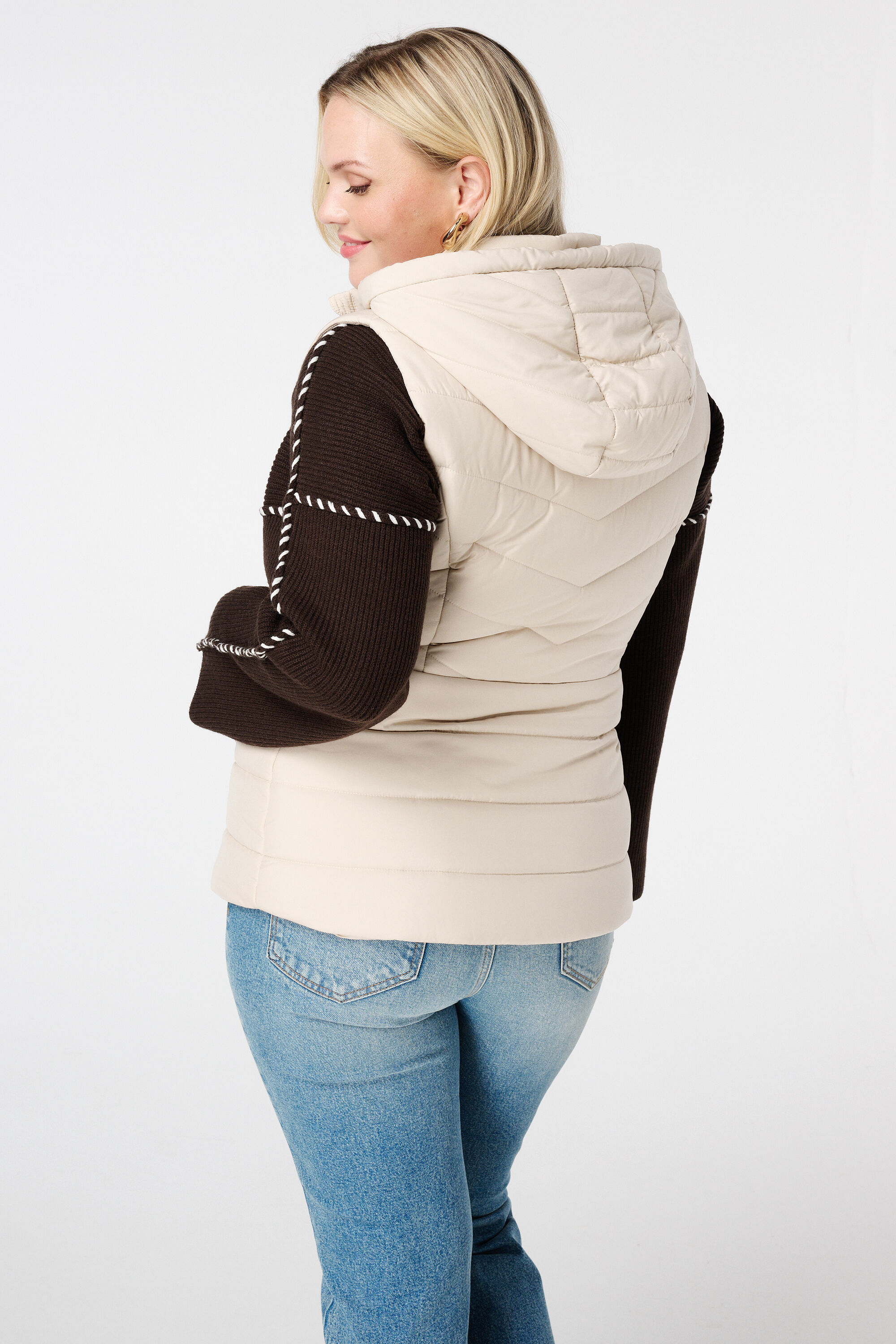 Gewatteerde bodywarmer met capuchon image number 3
