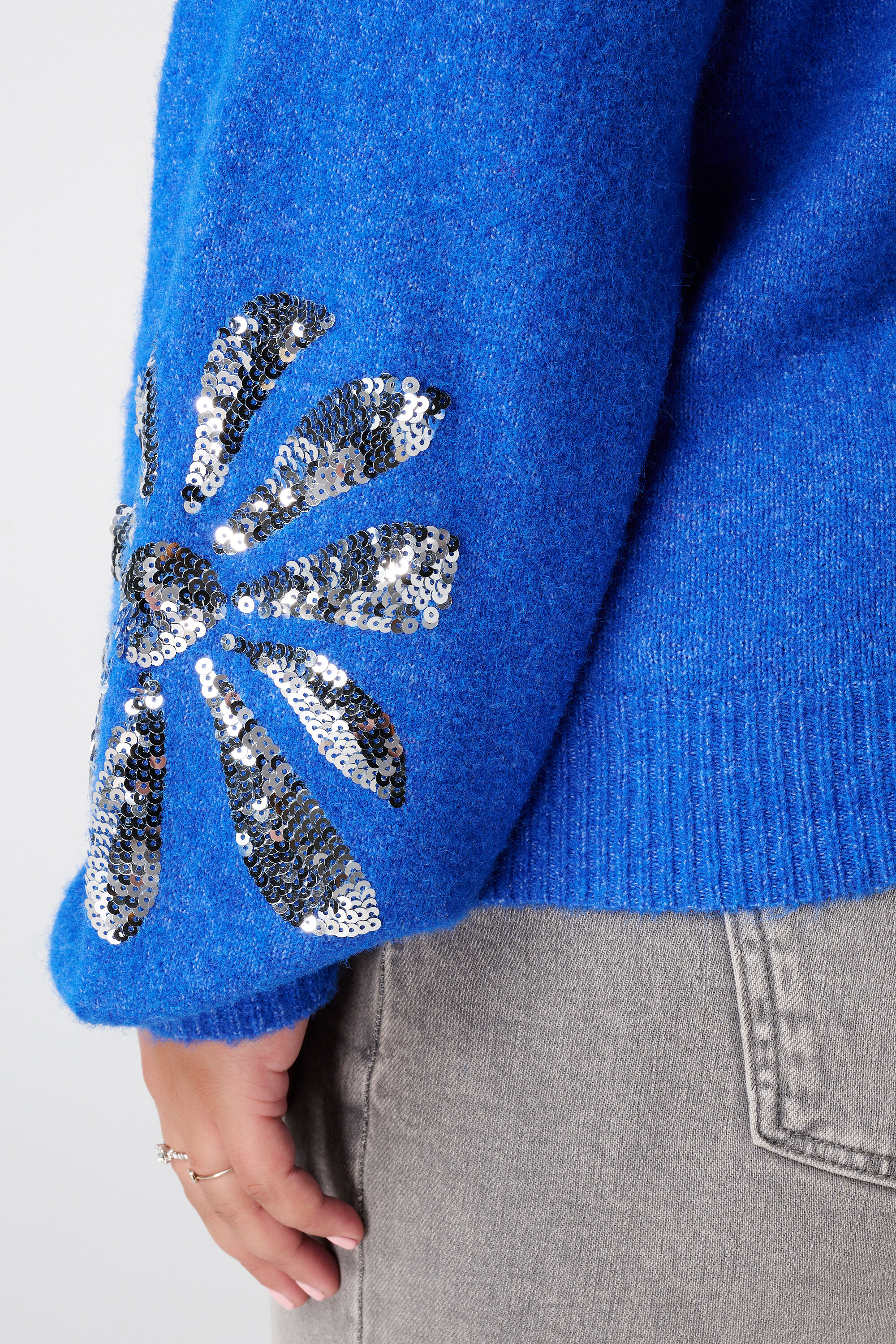 Gebreide trui met pailletten op de mouwen image number 4