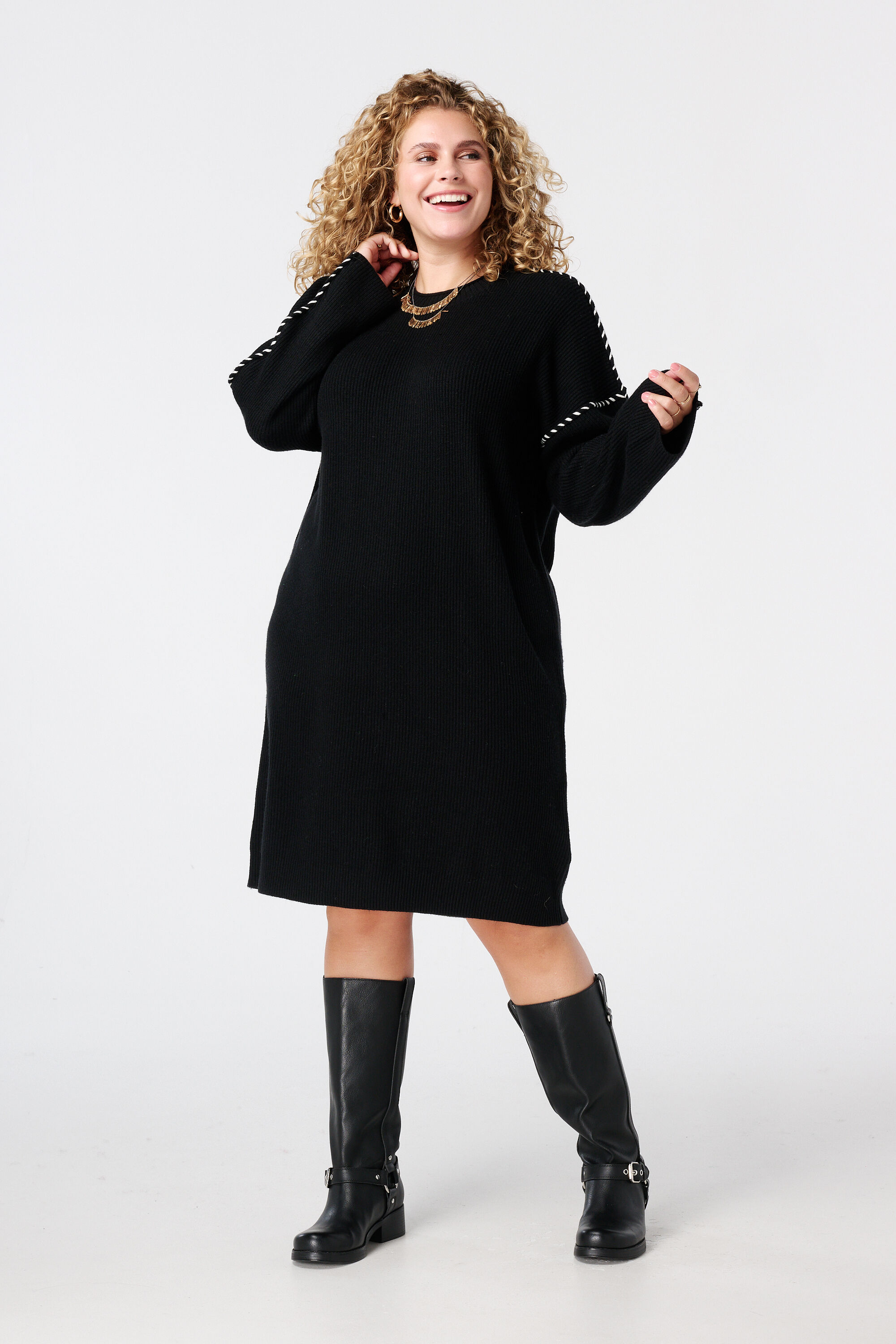 Robe en tricot avec coutures d&eacute;coratives