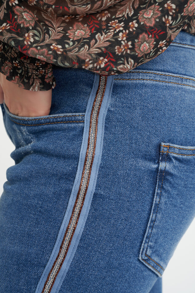 Jeans aux décors latéraux image number 5