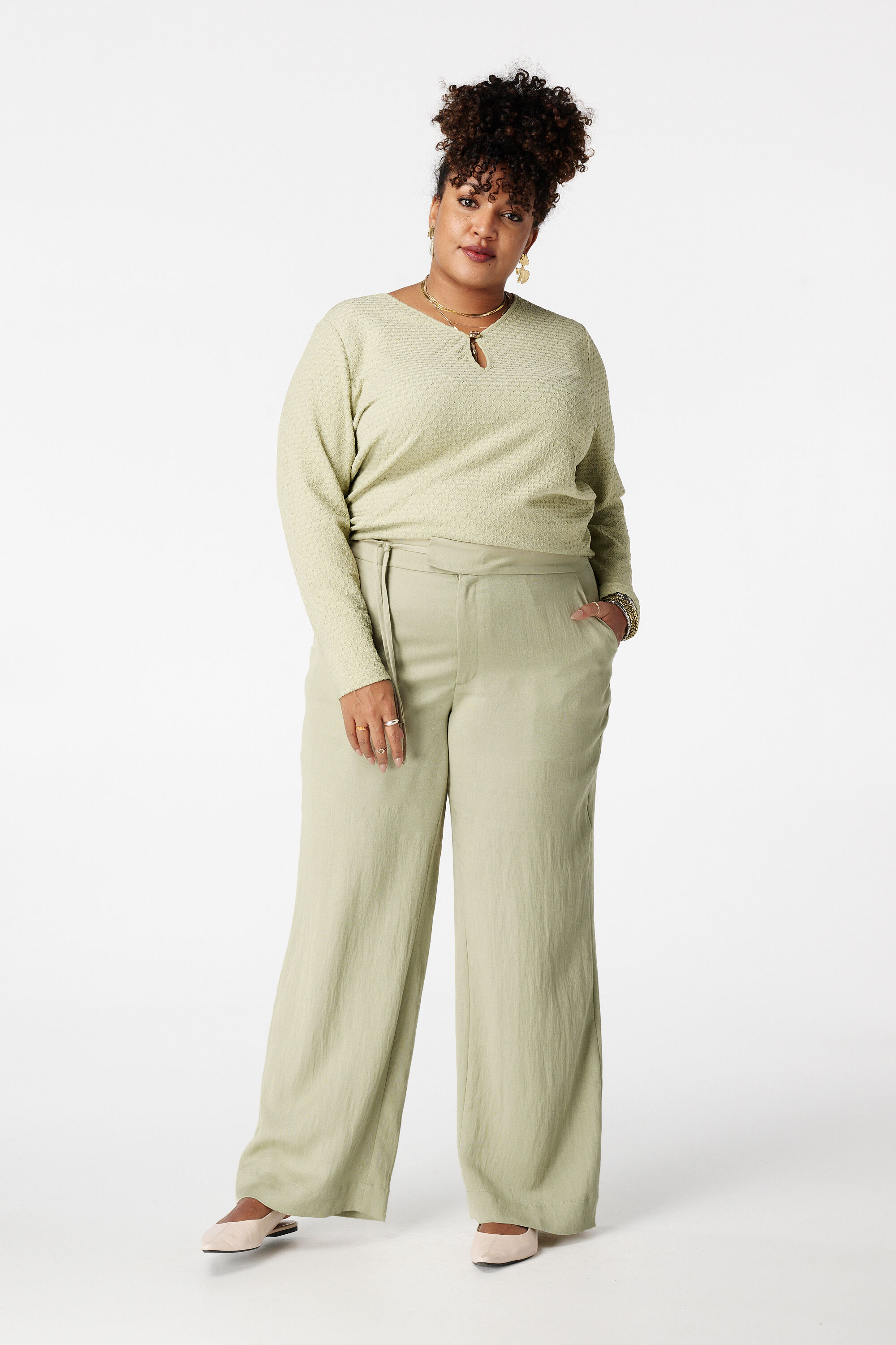 Pantalon large &agrave; ceinture nou&eacute;e