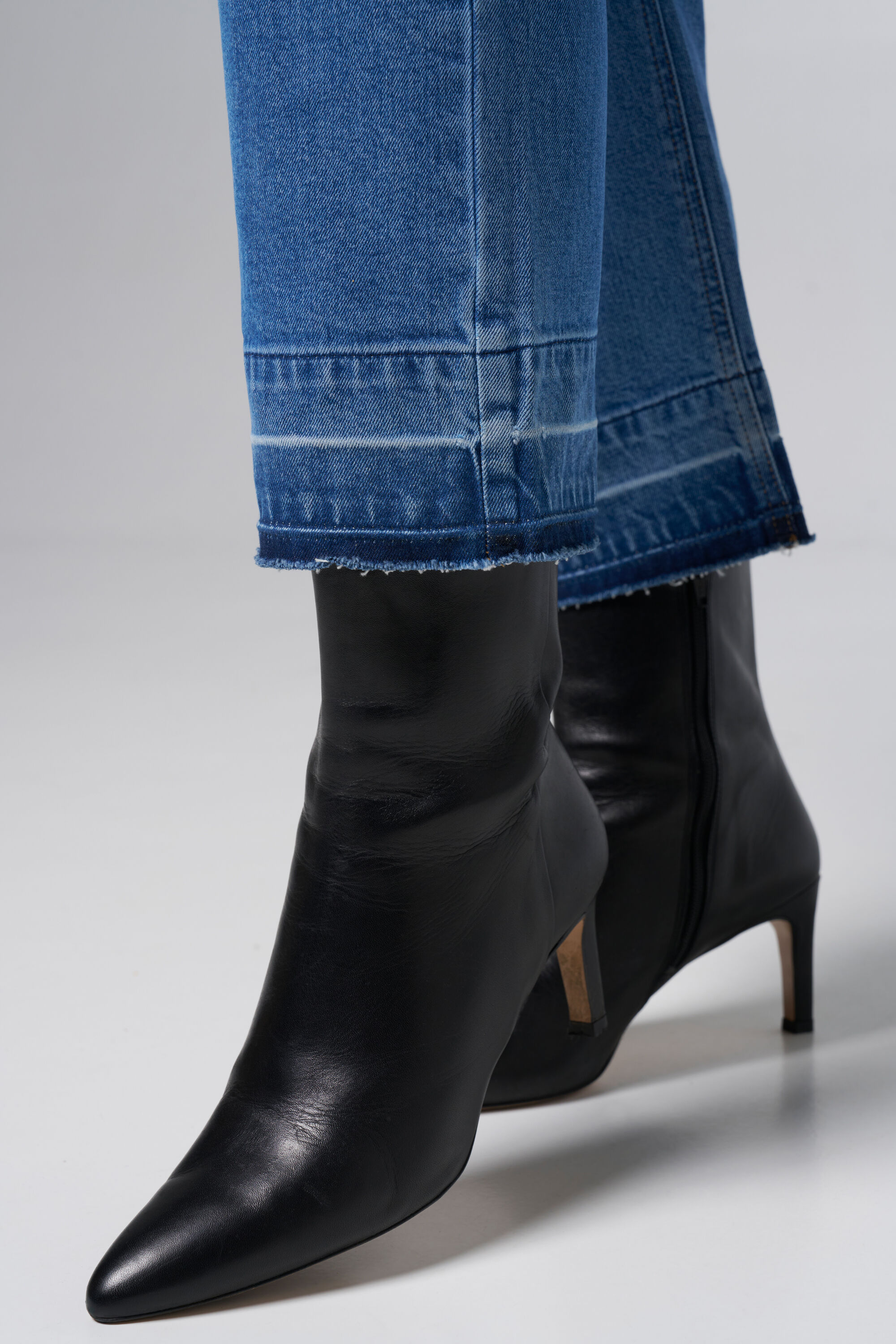 Straight cropped jeans image number 4