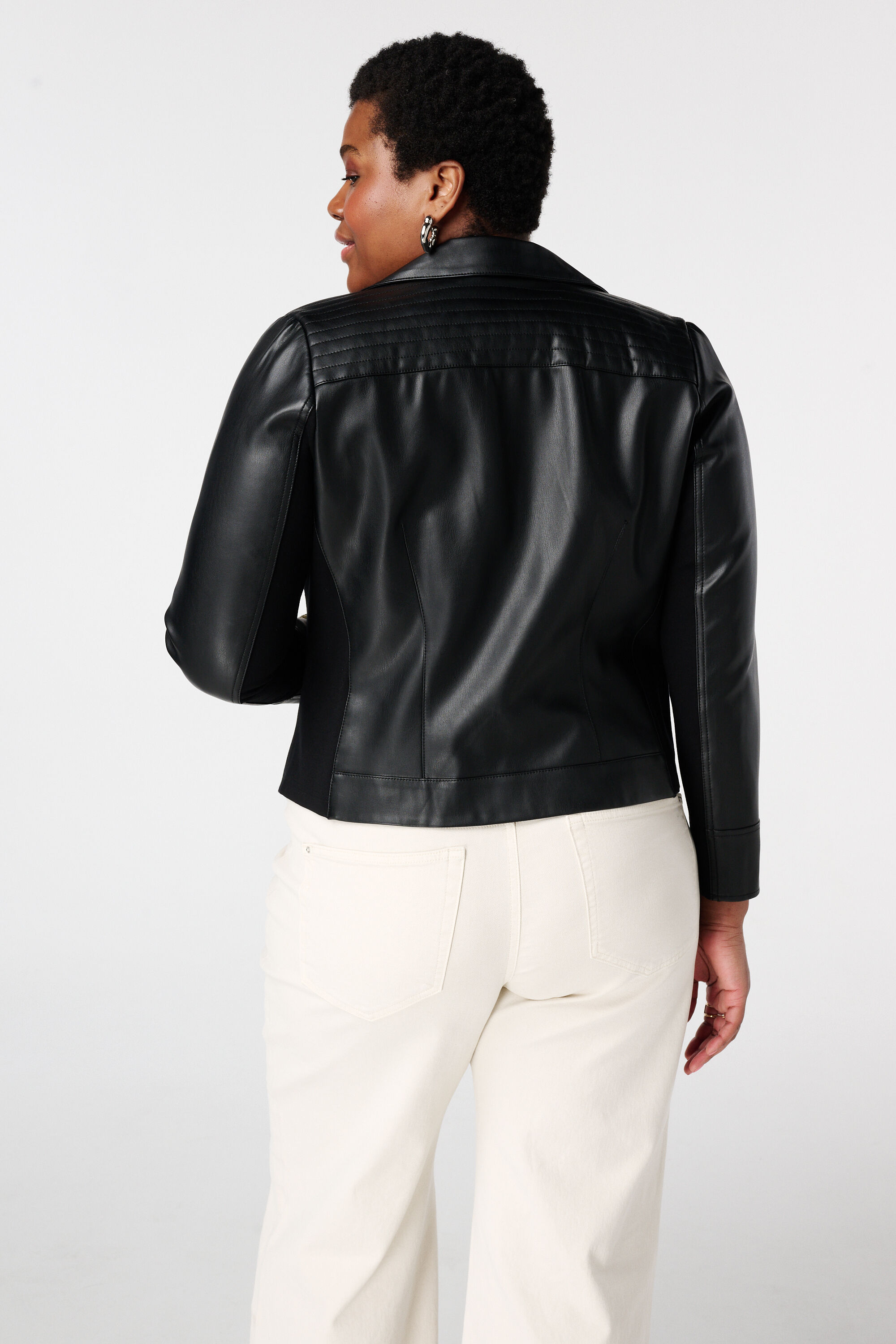 Veste &eacute;l&eacute;gante en cuir orn&eacute;e de d&eacute;tails argent&eacute;s image number 3