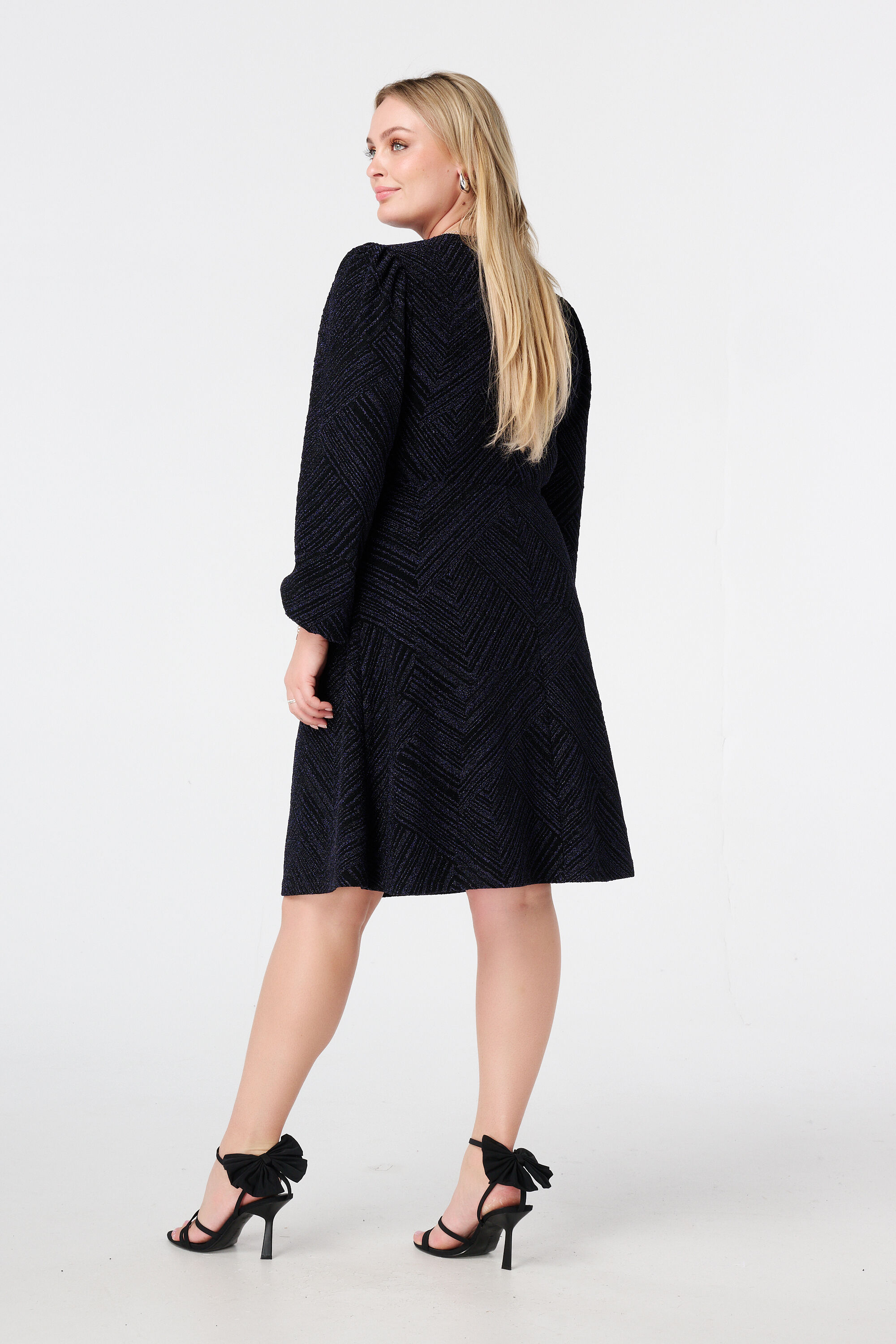 Robe en lurex avec d&eacute;tail bouton image number 3