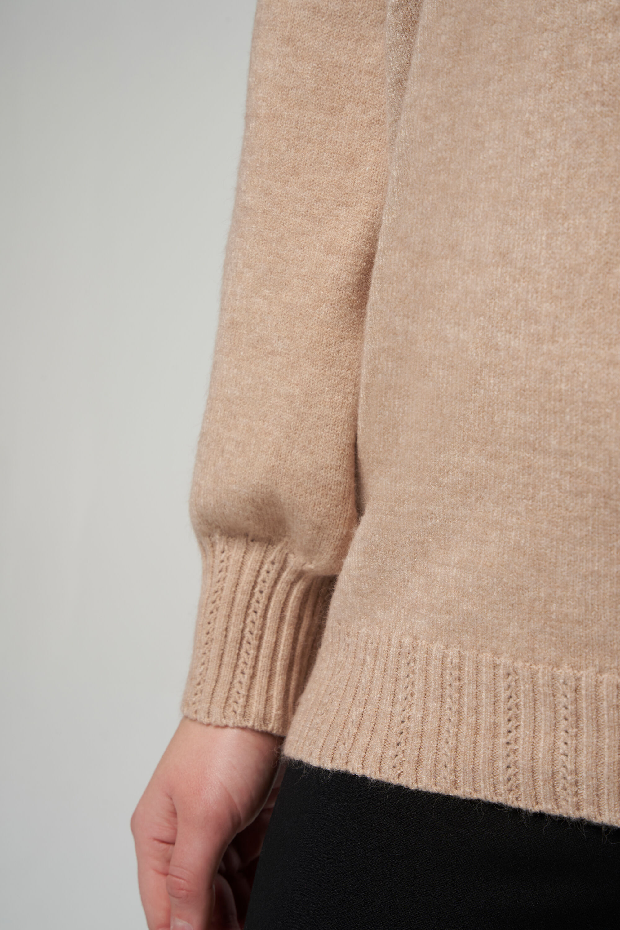 Fijn gebreide trui met v-hals image number 4