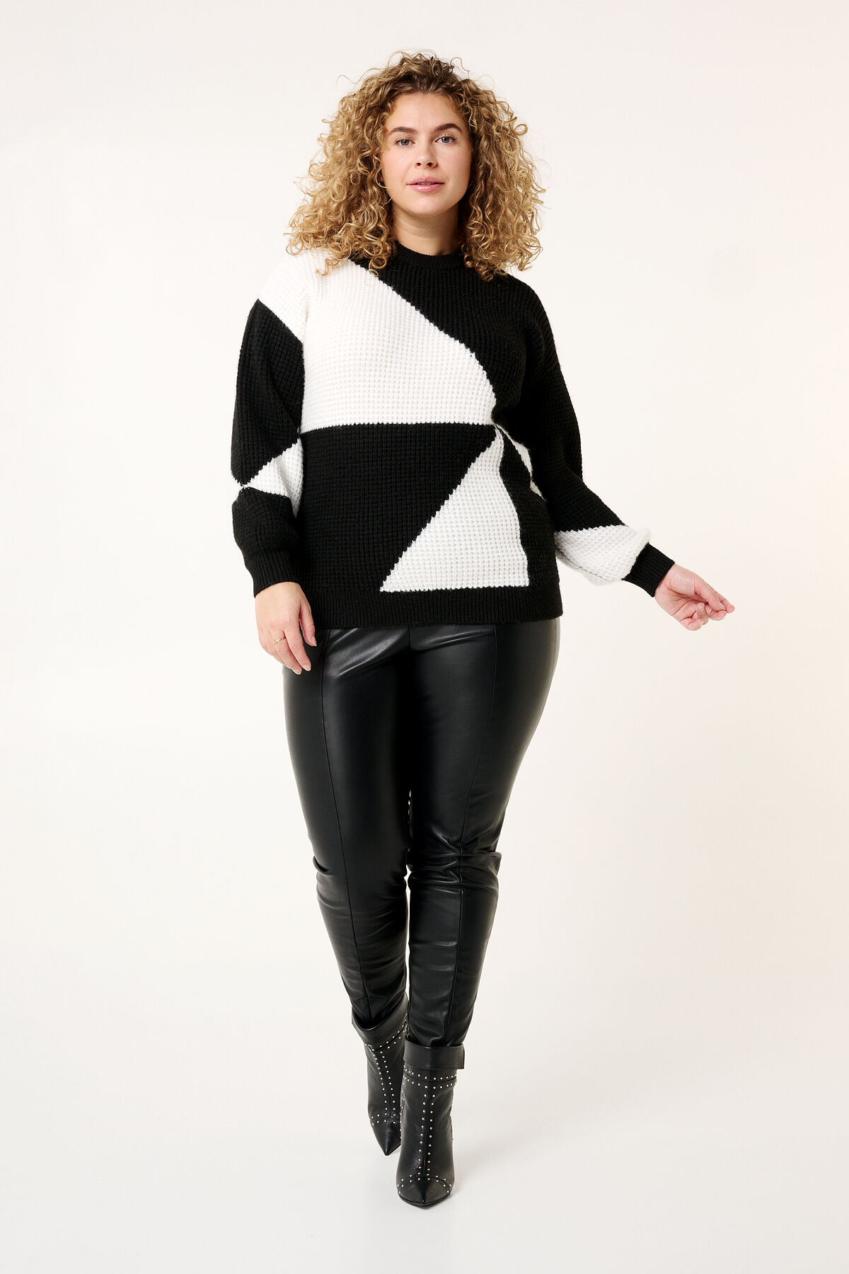 Gebreide trui met twee kleuren image number 6