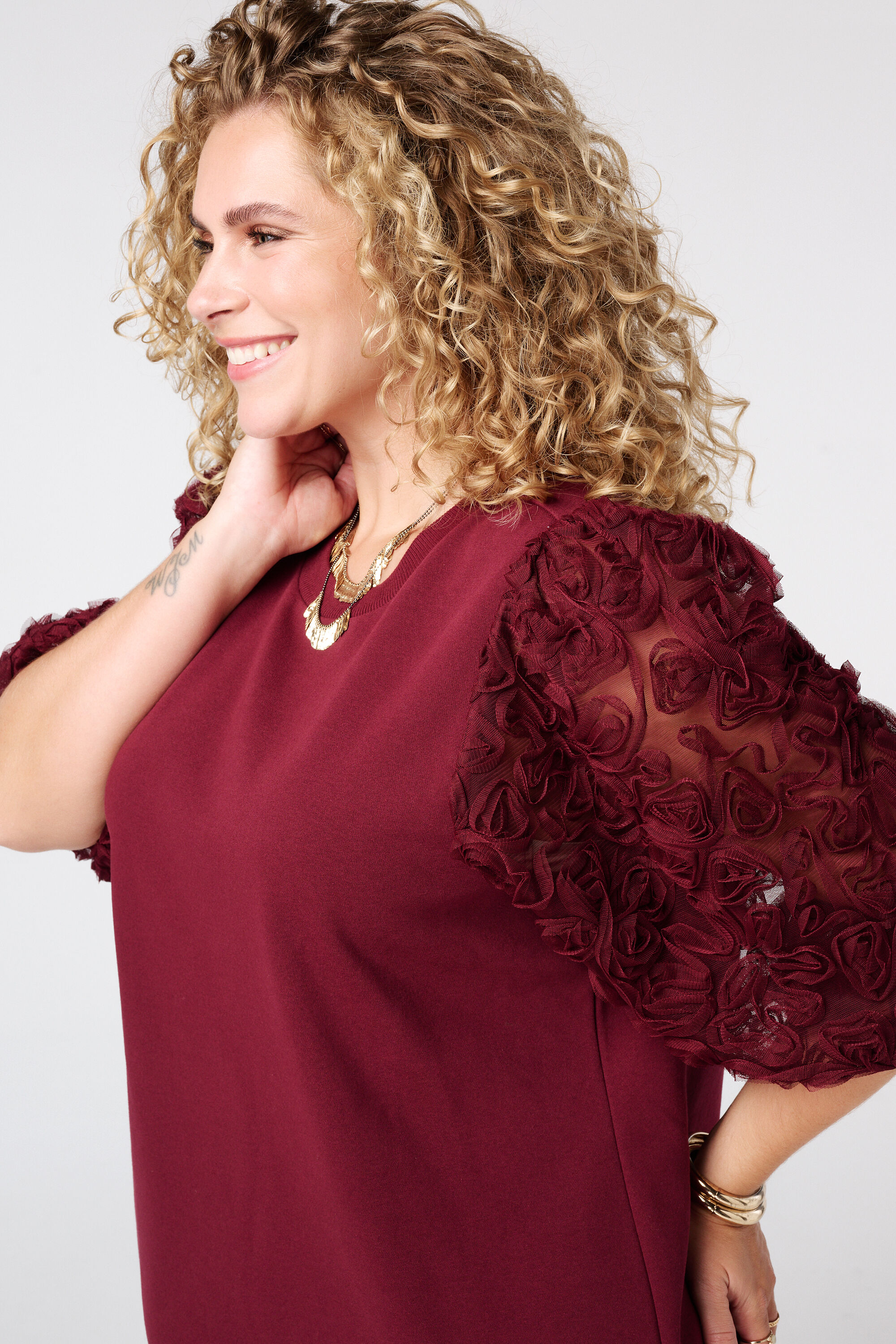 Sweater dress met doorschijnende mouwen en opdruk image number 4