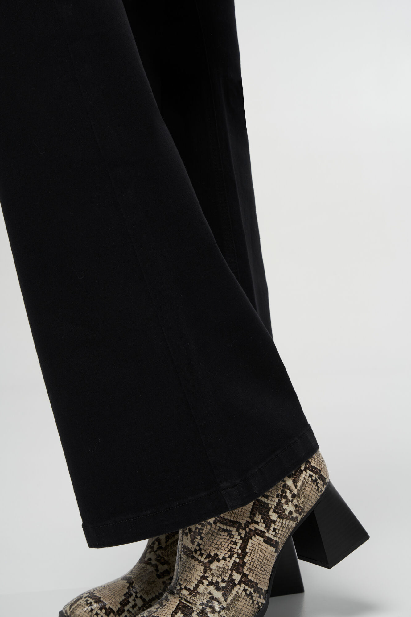 Flared leg jeans JASMIN image number 4