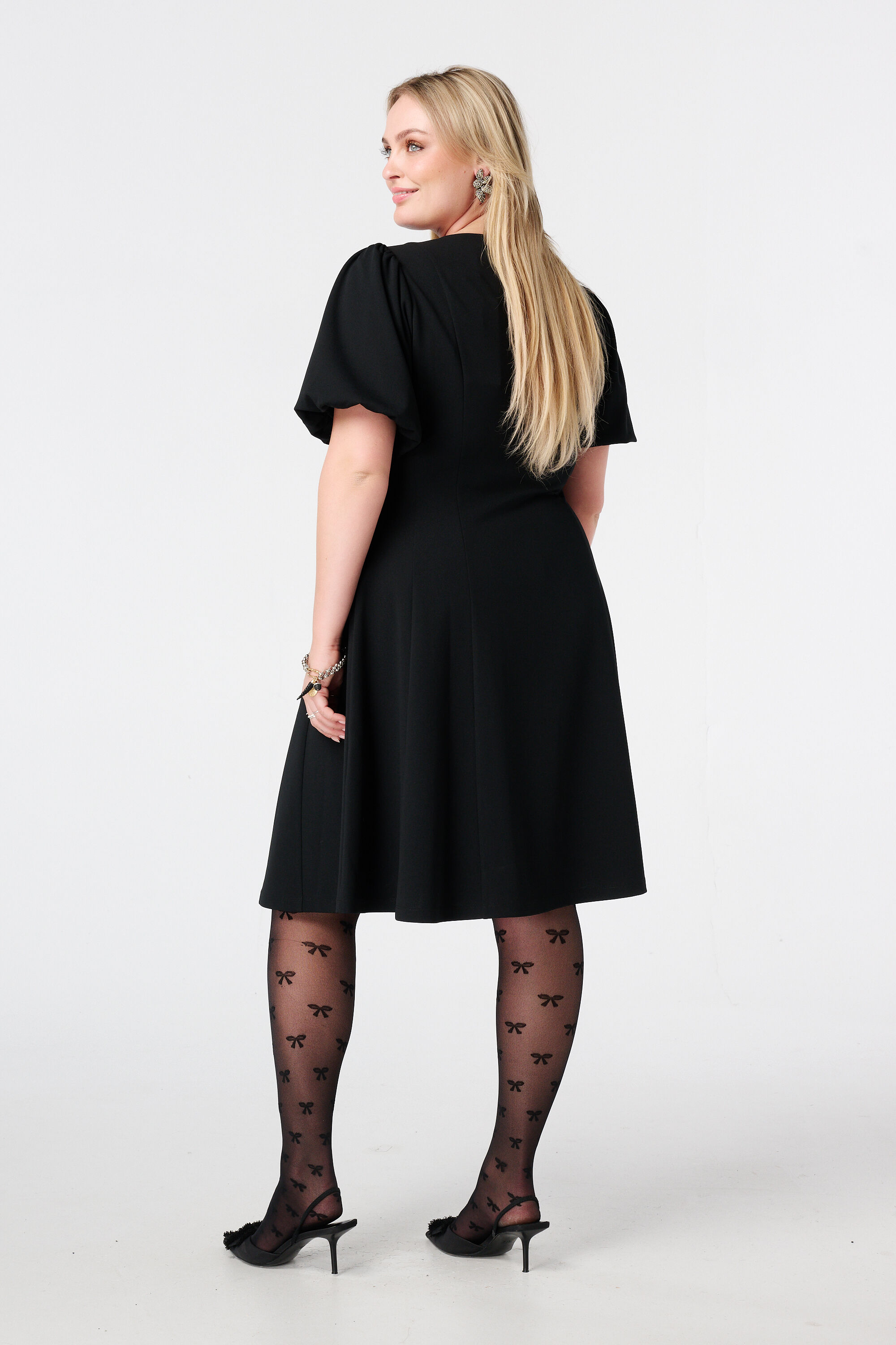 Robe avec d&eacute;coupes structurantes image number 3