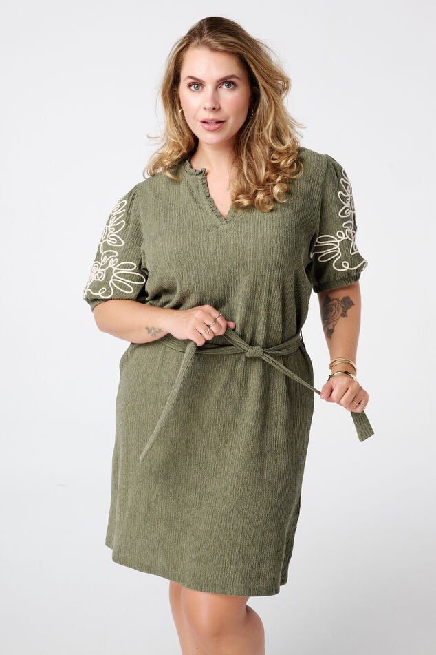 Robe avec détails sur les manches image number 5