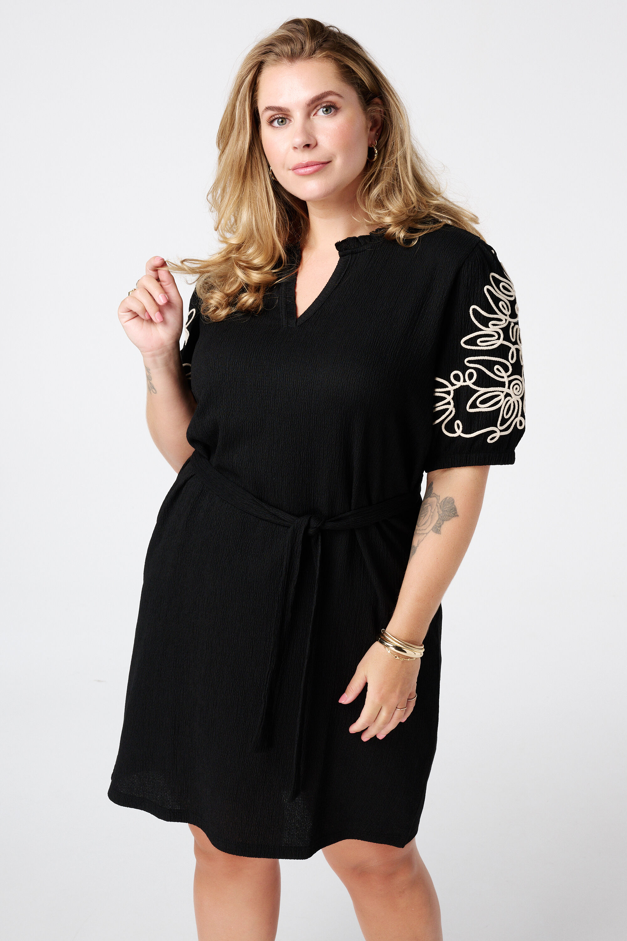 Jurk met details op de mouwen image number 5