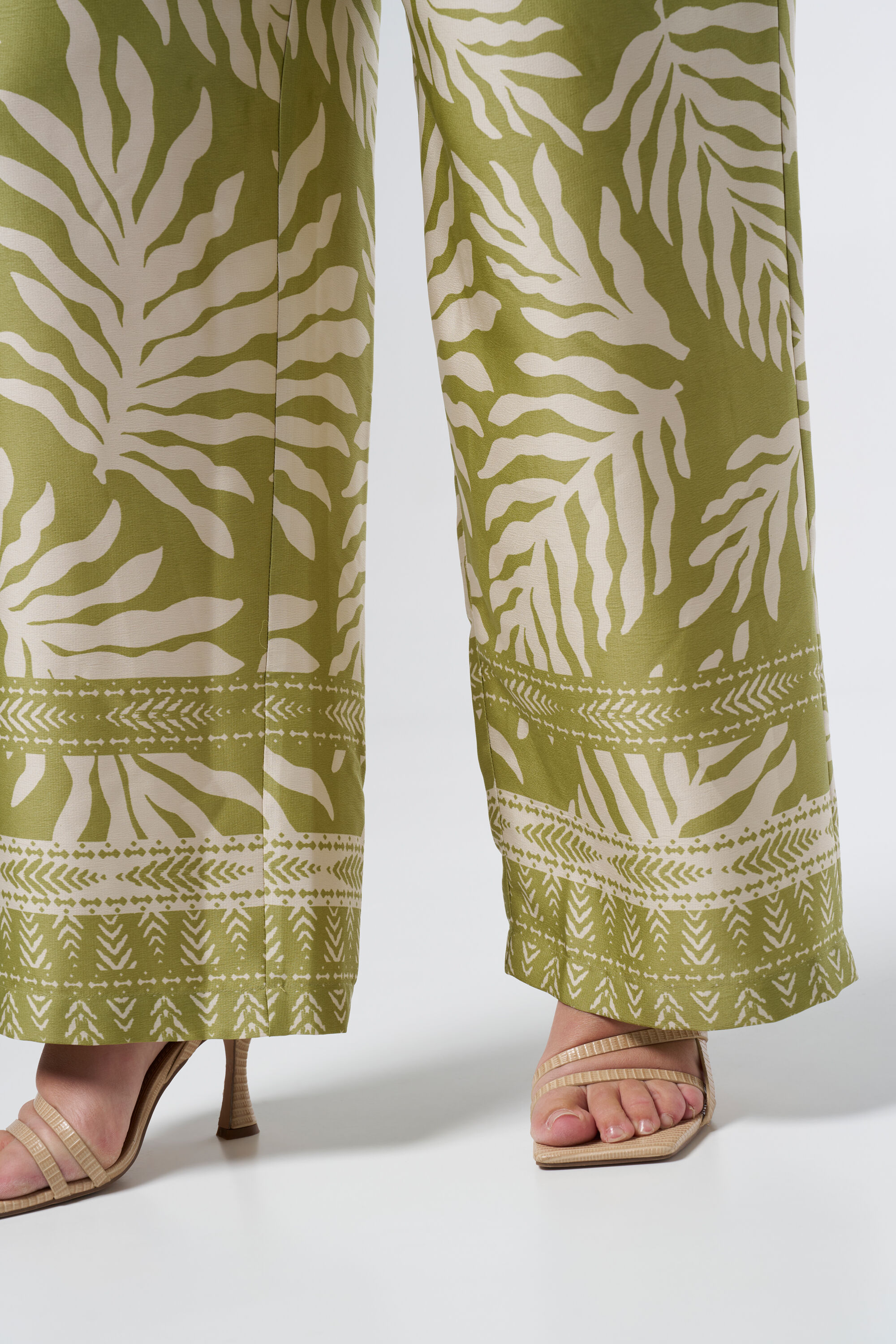 Pantalon droit avec d&eacute;tail n&oelig;ud image number 4